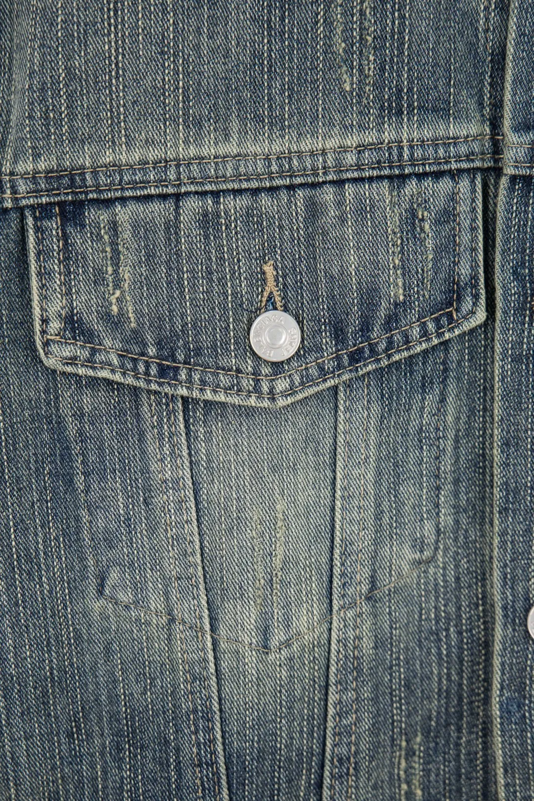 🅿️280 New model number: B154 Balenciaga washed distressed back denim jacket with rhinestone lettering logo 1️⃣Using high-quality denim fabric washing process, the upper body is soft, comfortable and extremely delicate after washing. It feels solid, smooth and soft. The fabric has the characteristics of being wrinkle-free and has an invincible feel. The details are perfectly handled! 2️⃣It is very youthful and energetic, and can be easily worn by both men and women. It is very in line with the fashion aesthetic concepts of today's young people! 3️⃣ A full set of customized accessories, complete with three standards, same style for men and women, a must-have style for couples. Color: Denim Blue Size: S, M, L, XL