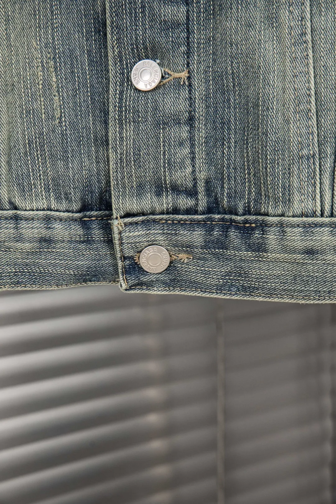 🅿️280 New model number: B154 Balenciaga washed distressed back denim jacket with rhinestone lettering logo 1️⃣Using high-quality denim fabric washing process, the upper body is soft, comfortable and extremely delicate after washing. It feels solid, smooth and soft. The fabric has the characteristics of being wrinkle-free and has an invincible feel. The details are perfectly handled! 2️⃣It is very youthful and energetic, and can be easily worn by both men and women. It is very in line with the fashion aesthetic concepts of today's young people! 3️⃣ A full set of customized accessories, complete with three standards, same style for men and women, a must-have style for couples. Color: Denim Blue Size: S, M, L, XL
