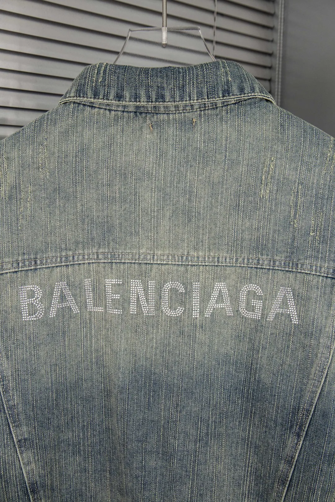 🅿️280 New model number: B154 Balenciaga washed distressed back denim jacket with rhinestone lettering logo 1️⃣Using high-quality denim fabric washing process, the upper body is soft, comfortable and extremely delicate after washing. It feels solid, smooth and soft. The fabric has the characteristics of being wrinkle-free and has an invincible feel. The details are perfectly handled! 2️⃣It is very youthful and energetic, and can be easily worn by both men and women. It is very in line with the fashion aesthetic concepts of today's young people! 3️⃣ A full set of customized accessories, complete with three standards, same style for men and women, a must-have style for couples. Color: Denim Blue Size: S, M, L, XL