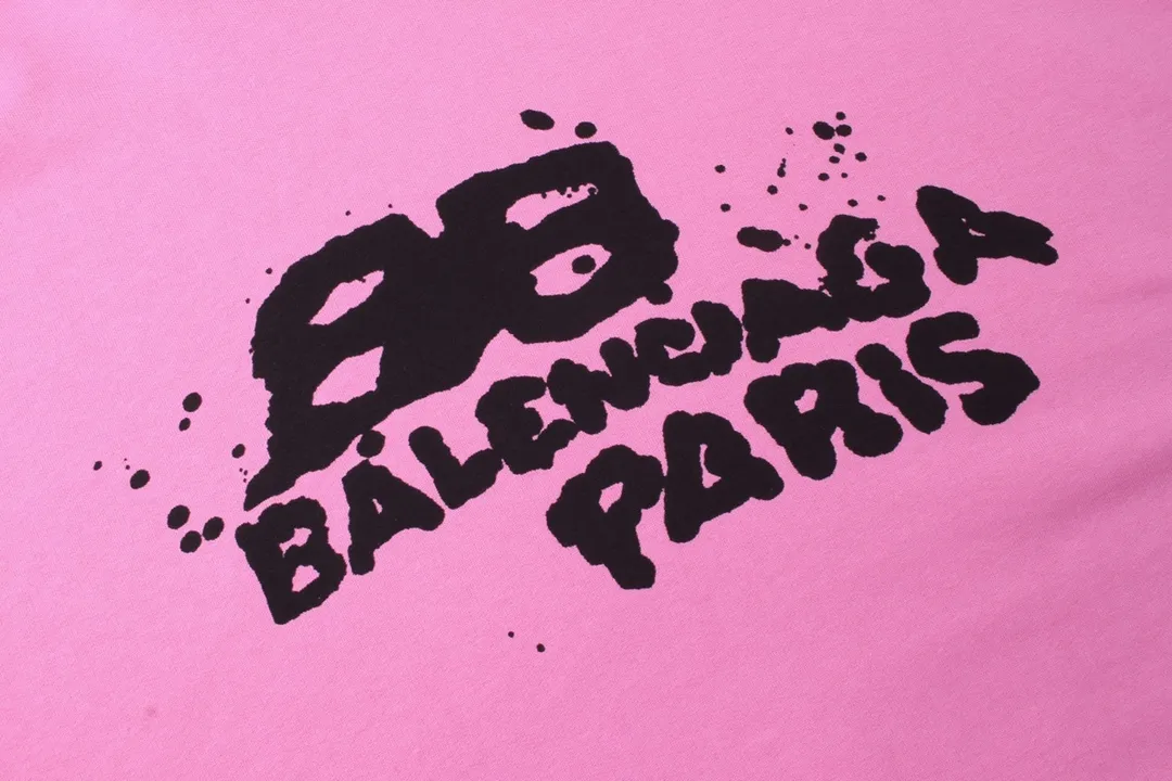 🅿️300 Detailed picture [Top version. Official website quality] BALENCI*GA/Paris BALENCI*GA#BB hand-painted graffiti long-sleeved hooded sweatshirt. 2023 autumn and winter new products. Brick cabinet synchronization. The fabric is made of Paris ZP custom-woven and dyed cotton double-yarn David sweatshirt. The weight is 450 grams, the cloth surface is clean. The cloth pattern is clear. Soft and comfortable. Good color fastness. Not easy to change color. The threads are woven and dyed with no color difference. The printing uses a round machine hand-painted effect. No burrs. The color follows the original board. The whole piece of clothing is hand-made and worn. The brick cabinet is restored. The version adopts the OS loose shoulder style. Same style for men and women. Coding: BL238018 Color: black, white, gray blue, pink Size: XS S M L