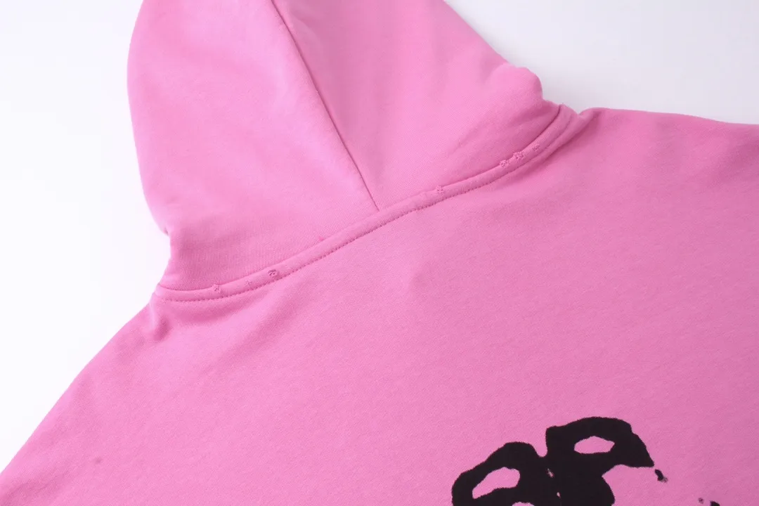 🅿️300 Detailed picture [Top version. Official website quality] BALENCI*GA/Paris BALENCI*GA#BB hand-painted graffiti long-sleeved hooded sweatshirt. 2023 autumn and winter new products. Brick cabinet synchronization. The fabric is made of Paris ZP custom-woven and dyed cotton double-yarn David sweatshirt. The weight is 450 grams, the cloth surface is clean. The cloth pattern is clear. Soft and comfortable. Good color fastness. Not easy to change color. The threads are woven and dyed with no color difference. The printing uses a round machine hand-painted effect. No burrs. The color follows the original board. The whole piece of clothing is hand-made and worn. The brick cabinet is restored. The version adopts the OS loose shoulder style. Same style for men and women. Coding: BL238018 Color: black, white, gray blue, pink Size: XS S M L