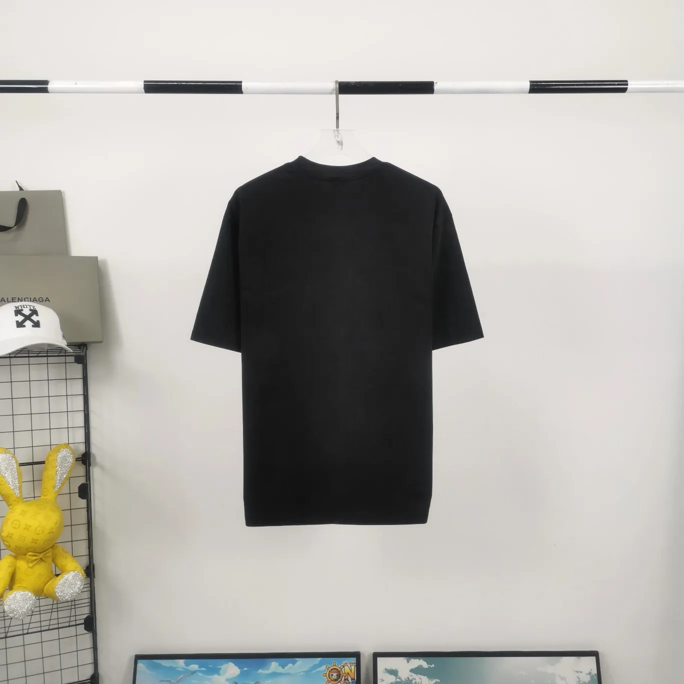 Top tested version Balenciaga 21ss new lock buckle Unisex short-sleeved loose pure cotton BALENCIAGA short-sleeved T-shirt for couples Super classic style with nice colors Oversize version 260g double yarn cotton top-quality fabric (washed garments, then fried) [Popular Xiaohongshu style | Highly recommended by ins style bloggers] Original model opening 1:1, all other colors are custom-woven and dyed (although everyone says so, but I guarantee it, and the threads are also dyed in the same vat) and there is no error with ZP.  Positioned cutting, high-quality wiring, original 1x1 thickened thread on the neckline, imported glue printing, black and gray colors are all silver, lock printing, repeated washing, not easy to crack! ! ! A full set of genuine one-to-one accessories, bag code marked. The numbers are all correct and identical.  Color: White Black Floral Gray Haze Blue Washed Black Size: XS-L P:280
