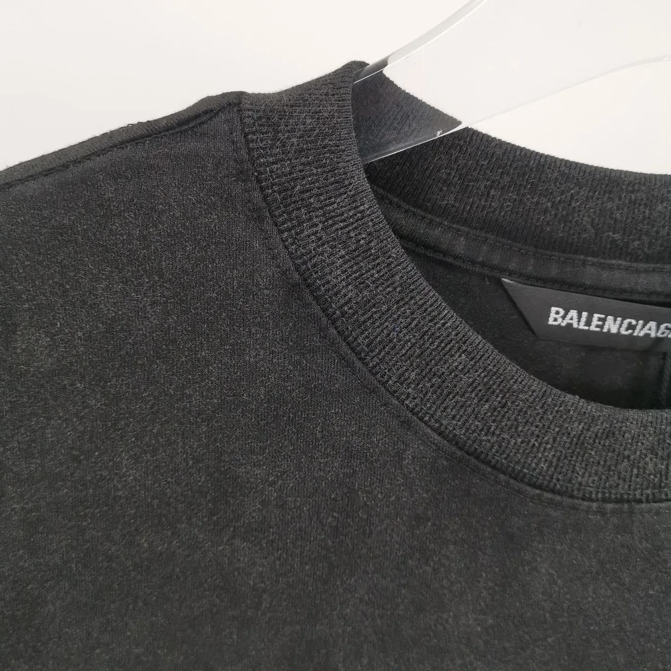 Top tested version Balenciaga 21ss new lock buckle Unisex short-sleeved loose pure cotton BALENCIAGA short-sleeved T-shirt for couples Super classic style with nice colors Oversize version 260g double yarn cotton top-quality fabric (washed garments, then fried) [Popular Xiaohongshu style | Highly recommended by ins style bloggers] Original model opening 1:1, all other colors are custom-woven and dyed (although everyone says so, but I guarantee it, and the threads are also dyed in the same vat) and there is no error with ZP.  Positioned cutting, high-quality wiring, original 1x1 thickened thread on the neckline, imported glue printing, black and gray colors are all silver, lock printing, repeated washing, not easy to crack! ! ! A full set of genuine one-to-one accessories, bag code marked. The numbers are all correct and identical.  Color: White Black Floral Gray Haze Blue Washed Black Size: XS-L P:280