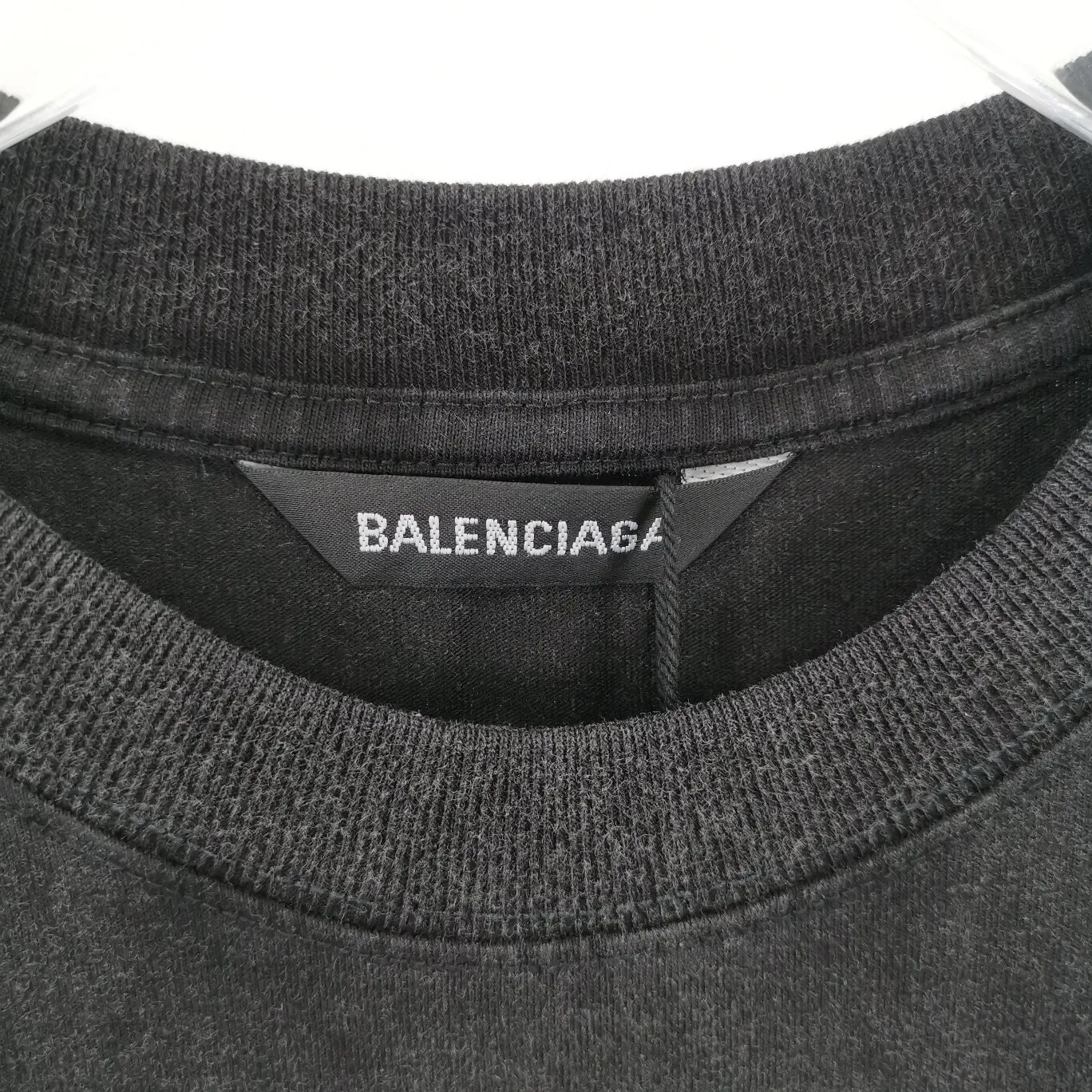 Top tested version Balenciaga 21ss new lock buckle Unisex short-sleeved loose pure cotton BALENCIAGA short-sleeved T-shirt for couples Super classic style with nice colors Oversize version 260g double yarn cotton top-quality fabric (washed garments, then fried) [Popular Xiaohongshu style | Highly recommended by ins style bloggers] Original model opening 1:1, all other colors are custom-woven and dyed (although everyone says so, but I guarantee it, and the threads are also dyed in the same vat) and there is no error with ZP.  Positioned cutting, high-quality wiring, original 1x1 thickened thread on the neckline, imported glue printing, black and gray colors are all silver, lock printing, repeated washing, not easy to crack! ! ! A full set of genuine one-to-one accessories, bag code marked. The numbers are all correct and identical.  Color: White Black Floral Gray Haze Blue Washed Black Size: XS-L P:280