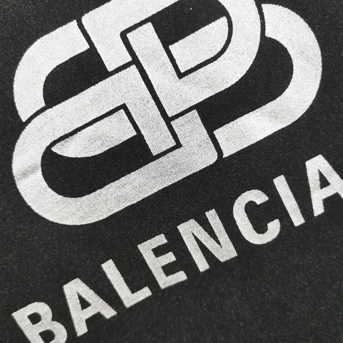 Top tested version Balenciaga 21ss new lock buckle Unisex short-sleeved loose pure cotton BALENCIAGA short-sleeved T-shirt for couples Super classic style with nice colors Oversize version 260g double yarn cotton top-quality fabric (washed garments, then fried) [Popular Xiaohongshu style | Highly recommended by ins style bloggers] Original model opening 1:1, all other colors are custom-woven and dyed (although everyone says so, but I guarantee it, and the threads are also dyed in the same vat) and there is no error with ZP.  Positioned cutting, high-quality wiring, original 1x1 thickened thread on the neckline, imported glue printing, black and gray colors are all silver, lock printing, repeated washing, not easy to crack! ! ! A full set of genuine one-to-one accessories, bag code marked. The numbers are all correct and identical.  Color: White Black Floral Gray Haze Blue Washed Black Size: XS-L P:280