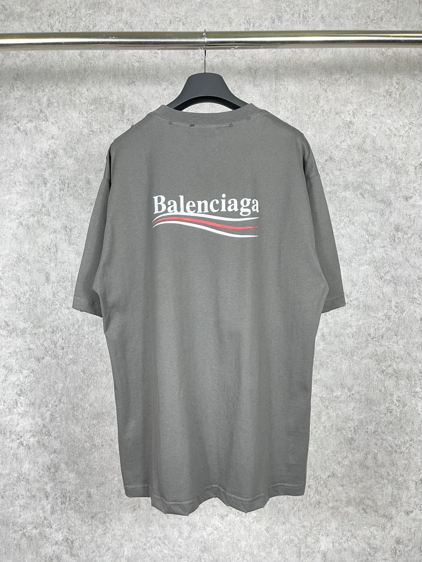 🅿️170 real photos [Top version. Official website quality] BALENCI*GA/Paris#Classic model, 2023 spring and summer new style. Coke printed distressed short-sleeved T-shirt# The fabric is made of Paris ZP custom-woven and dyed cotton double yarn. Weighing 260 grams, the cloth surface is clean. The cloth pattern is clear, soft and comfortable. The threads are dyed with no color difference. The classic pattern printing uses environmentally friendly imported glue and precision stencil. The letters are clear. No burrs. The three-dimensional effect is strong. The garments are worn and worn. All colors are synchronized with the brick cabinets, custom woven and dyed, and will not fade. Different market currencies. The version adopts OS loose shoulder design. Same style for men and women. Code: BL223060 Color: smoke gray, plain blue Size: XS to L