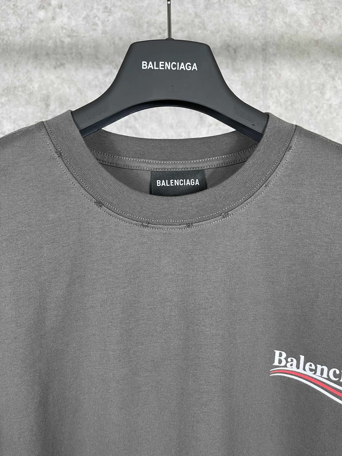 🅿️170 real photos [Top version. Official website quality] BALENCI*GA/Paris#Classic model, 2023 spring and summer new style. Coke printed distressed short-sleeved T-shirt# The fabric is made of Paris ZP custom-woven and dyed cotton double yarn. Weighing 260 grams, the cloth surface is clean. The cloth pattern is clear, soft and comfortable. The threads are dyed with no color difference. The classic pattern printing uses environmentally friendly imported glue and precision stencil. The letters are clear. No burrs. The three-dimensional effect is strong. The garments are worn and worn. All colors are synchronized with the brick cabinets, custom woven and dyed, and will not fade. Different market currencies. The version adopts OS loose shoulder design. Same style for men and women. Code: BL223060 Color: smoke gray, plain blue Size: XS to L