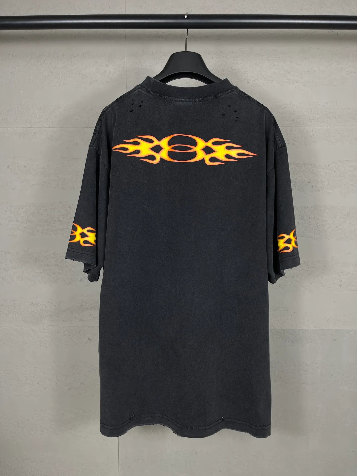 🅿️200 Actual Photos [Top Version. Official Website Quality] BALENCI*GA/Paris#.2024#Double Ring#Flame Direct Injection Printed Washed and Distressed Short-Sleeved T-shirt 2024 New Style. Developed as a genuine product at the first time, widely used in the market. Happy printing comparison! The fabric is made of Paris ZP custom-woven and dyed cotton double yarn. Weighing 260 grams, the cloth surface is clean. The cloth pattern is clear, soft and comfortable. The threads are dyed with no color difference. The printing uses environmentally friendly imported materials for direct printing, with clear patterns and three-dimensional effects. The entire garment is washed, distressed and worn. The version adopts OS loose shoulder design. Same style for men and women. Code: BL223376 Color: washed black, yellow, washed blue. Size: XS to L