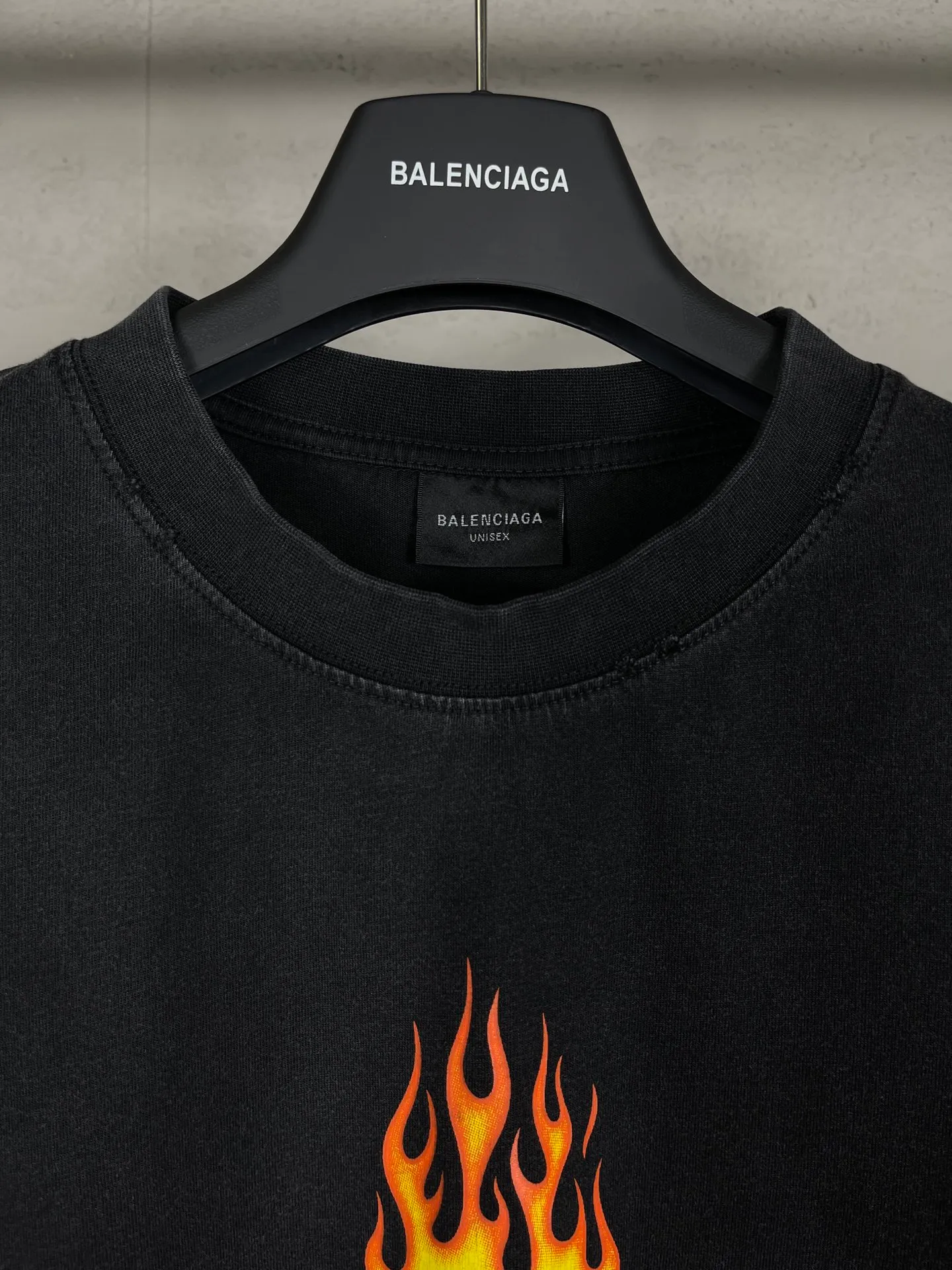 🅿️200 Actual Photos [Top Version. Official Website Quality] BALENCI*GA/Paris#.2024#Double Ring#Flame Direct Injection Printed Washed and Distressed Short-Sleeved T-shirt 2024 New Style. Developed as a genuine product at the first time, widely used in the market. Happy printing comparison! The fabric is made of Paris ZP custom-woven and dyed cotton double yarn. Weighing 260 grams, the cloth surface is clean. The cloth pattern is clear, soft and comfortable. The threads are dyed with no color difference. The printing uses environmentally friendly imported materials for direct printing, with clear patterns and three-dimensional effects. The entire garment is washed, distressed and worn. The version adopts OS loose shoulder design. Same style for men and women. Code: BL223376 Color: washed black, yellow, washed blue. Size: XS to L