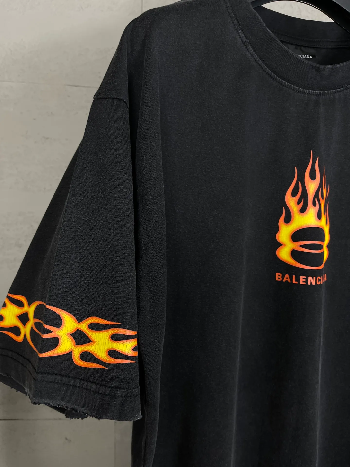 🅿️200 Actual Photos [Top Version. Official Website Quality] BALENCI*GA/Paris#.2024#Double Ring#Flame Direct Injection Printed Washed and Distressed Short-Sleeved T-shirt 2024 New Style. Developed as a genuine product at the first time, widely used in the market. Happy printing comparison! The fabric is made of Paris ZP custom-woven and dyed cotton double yarn. Weighing 260 grams, the cloth surface is clean. The cloth pattern is clear, soft and comfortable. The threads are dyed with no color difference. The printing uses environmentally friendly imported materials for direct printing, with clear patterns and three-dimensional effects. The entire garment is washed, distressed and worn. The version adopts OS loose shoulder design. Same style for men and women. Code: BL223376 Color: washed black, yellow, washed blue. Size: XS to L