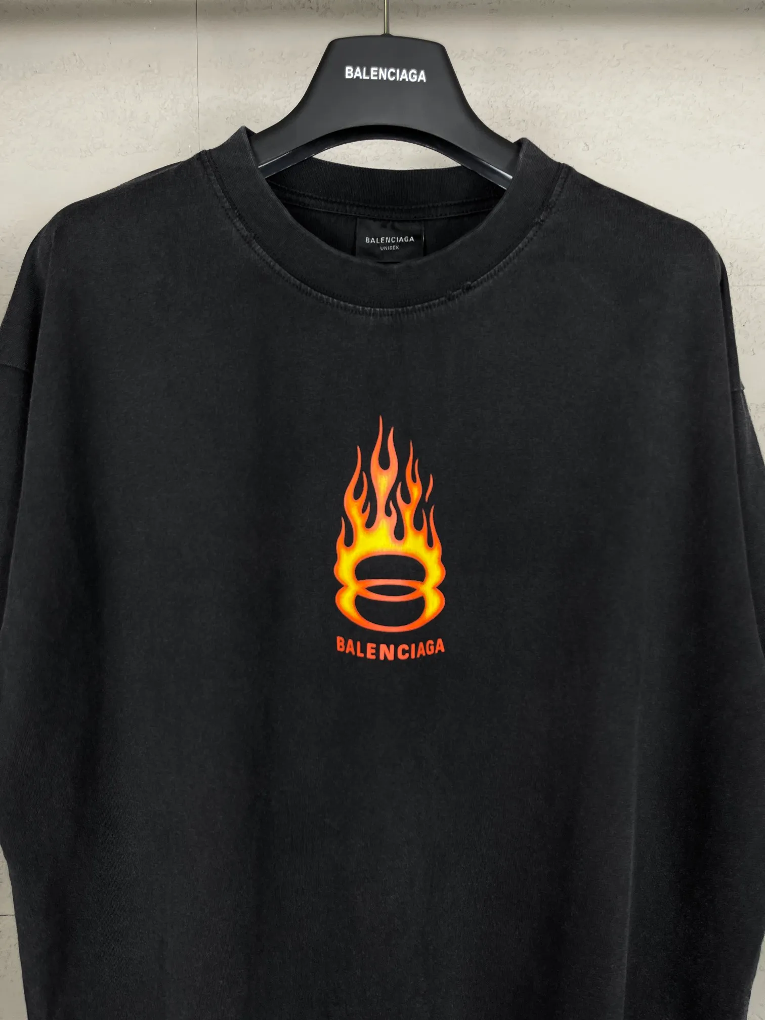 🅿️200 Actual Photos [Top Version. Official Website Quality] BALENCI*GA/Paris#.2024#Double Ring#Flame Direct Injection Printed Washed and Distressed Short-Sleeved T-shirt 2024 New Style. Developed as a genuine product at the first time, widely used in the market. Happy printing comparison! The fabric is made of Paris ZP custom-woven and dyed cotton double yarn. Weighing 260 grams, the cloth surface is clean. The cloth pattern is clear, soft and comfortable. The threads are dyed with no color difference. The printing uses environmentally friendly imported materials for direct printing, with clear patterns and three-dimensional effects. The entire garment is washed, distressed and worn. The version adopts OS loose shoulder design. Same style for men and women. Code: BL223376 Color: washed black, yellow, washed blue. Size: XS to L