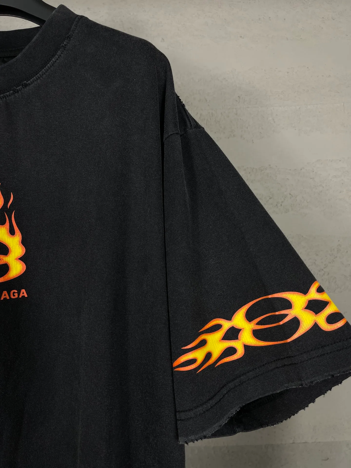 🅿️200 Actual Photos [Top Version. Official Website Quality] BALENCI*GA/Paris#.2024#Double Ring#Flame Direct Injection Printed Washed and Distressed Short-Sleeved T-shirt 2024 New Style. Developed as a genuine product at the first time, widely used in the market. Happy printing comparison! The fabric is made of Paris ZP custom-woven and dyed cotton double yarn. Weighing 260 grams, the cloth surface is clean. The cloth pattern is clear, soft and comfortable. The threads are dyed with no color difference. The printing uses environmentally friendly imported materials for direct printing, with clear patterns and three-dimensional effects. The entire garment is washed, distressed and worn. The version adopts OS loose shoulder design. Same style for men and women. Code: BL223376 Color: washed black, yellow, washed blue. Size: XS to L