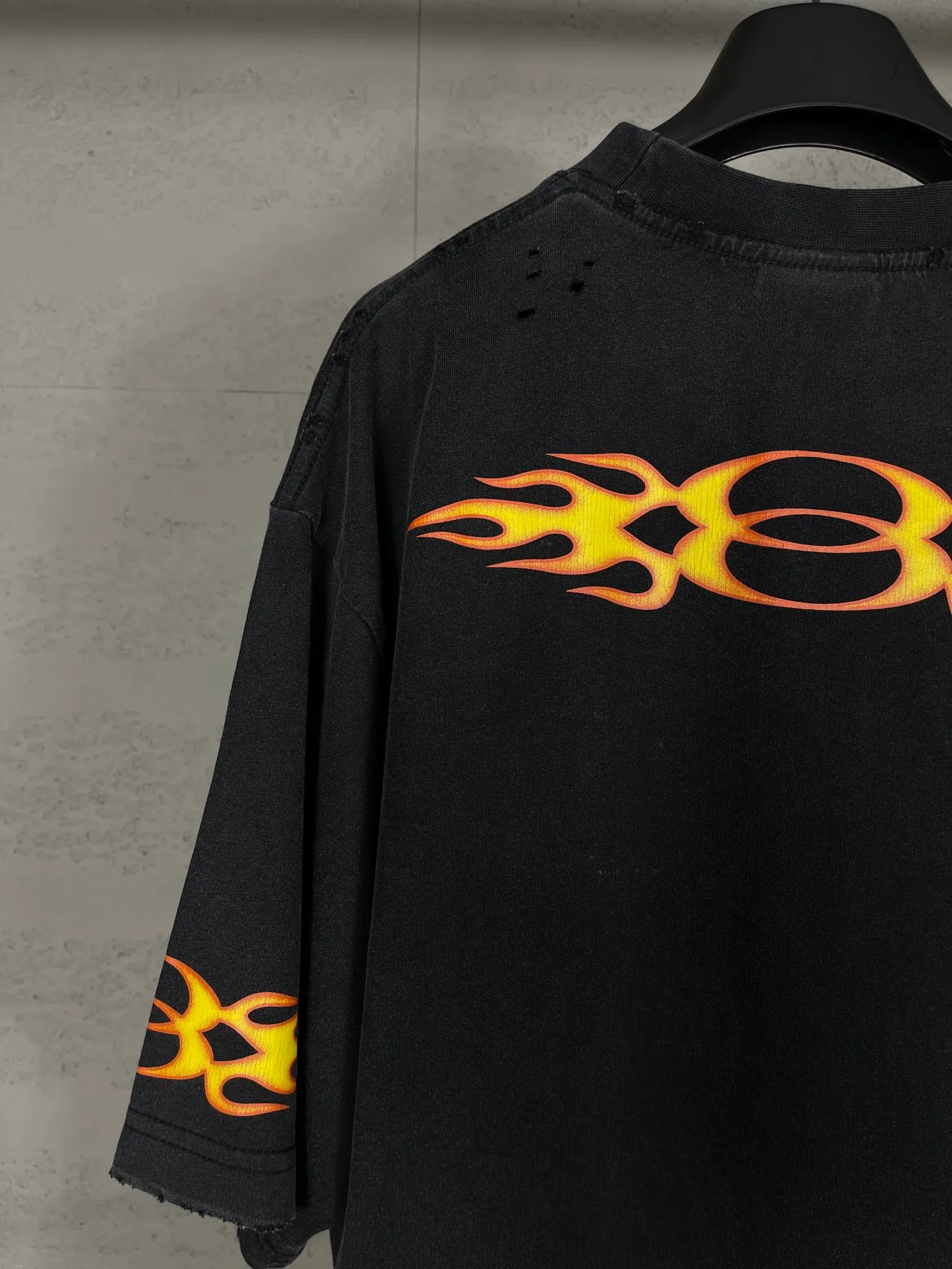 🅿️200 Actual Photos [Top Version. Official Website Quality] BALENCI*GA/Paris#.2024#Double Ring#Flame Direct Injection Printed Washed and Distressed Short-Sleeved T-shirt 2024 New Style. Developed as a genuine product at the first time, widely used in the market. Happy printing comparison! The fabric is made of Paris ZP custom-woven and dyed cotton double yarn. Weighing 260 grams, the cloth surface is clean. The cloth pattern is clear, soft and comfortable. The threads are dyed with no color difference. The printing uses environmentally friendly imported materials for direct printing, with clear patterns and three-dimensional effects. The entire garment is washed, distressed and worn. The version adopts OS loose shoulder design. Same style for men and women. Code: BL223376 Color: washed black, yellow, washed blue. Size: XS to L