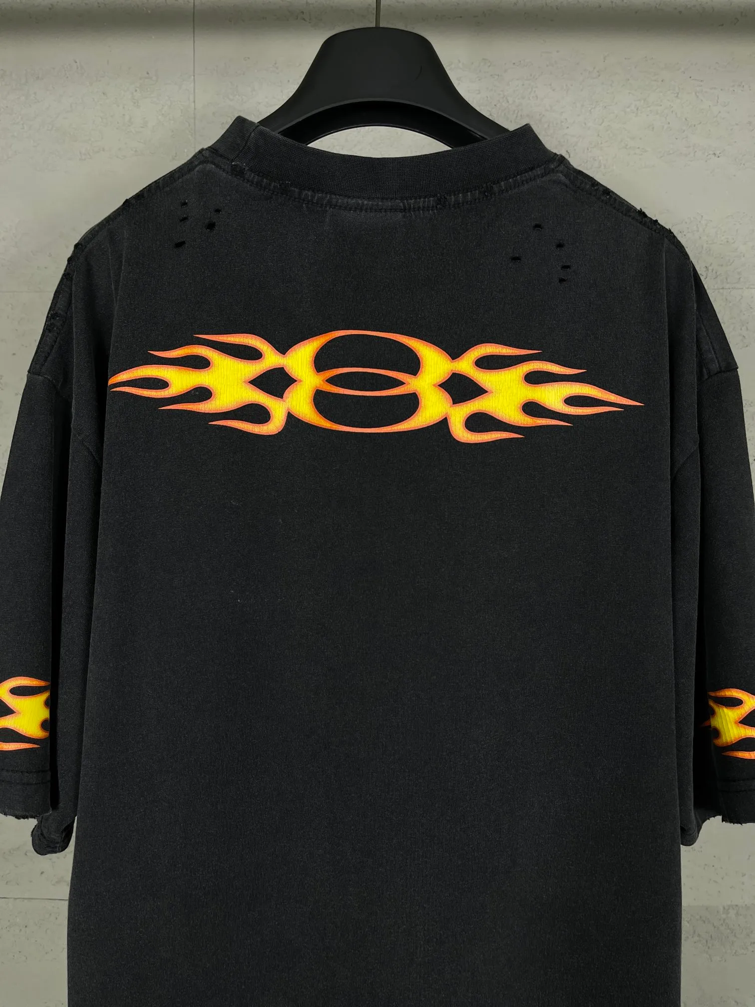 🅿️200 Actual Photos [Top Version. Official Website Quality] BALENCI*GA/Paris#.2024#Double Ring#Flame Direct Injection Printed Washed and Distressed Short-Sleeved T-shirt 2024 New Style. Developed as a genuine product at the first time, widely used in the market. Happy printing comparison! The fabric is made of Paris ZP custom-woven and dyed cotton double yarn. Weighing 260 grams, the cloth surface is clean. The cloth pattern is clear, soft and comfortable. The threads are dyed with no color difference. The printing uses environmentally friendly imported materials for direct printing, with clear patterns and three-dimensional effects. The entire garment is washed, distressed and worn. The version adopts OS loose shoulder design. Same style for men and women. Code: BL223376 Color: washed black, yellow, washed blue. Size: XS to L