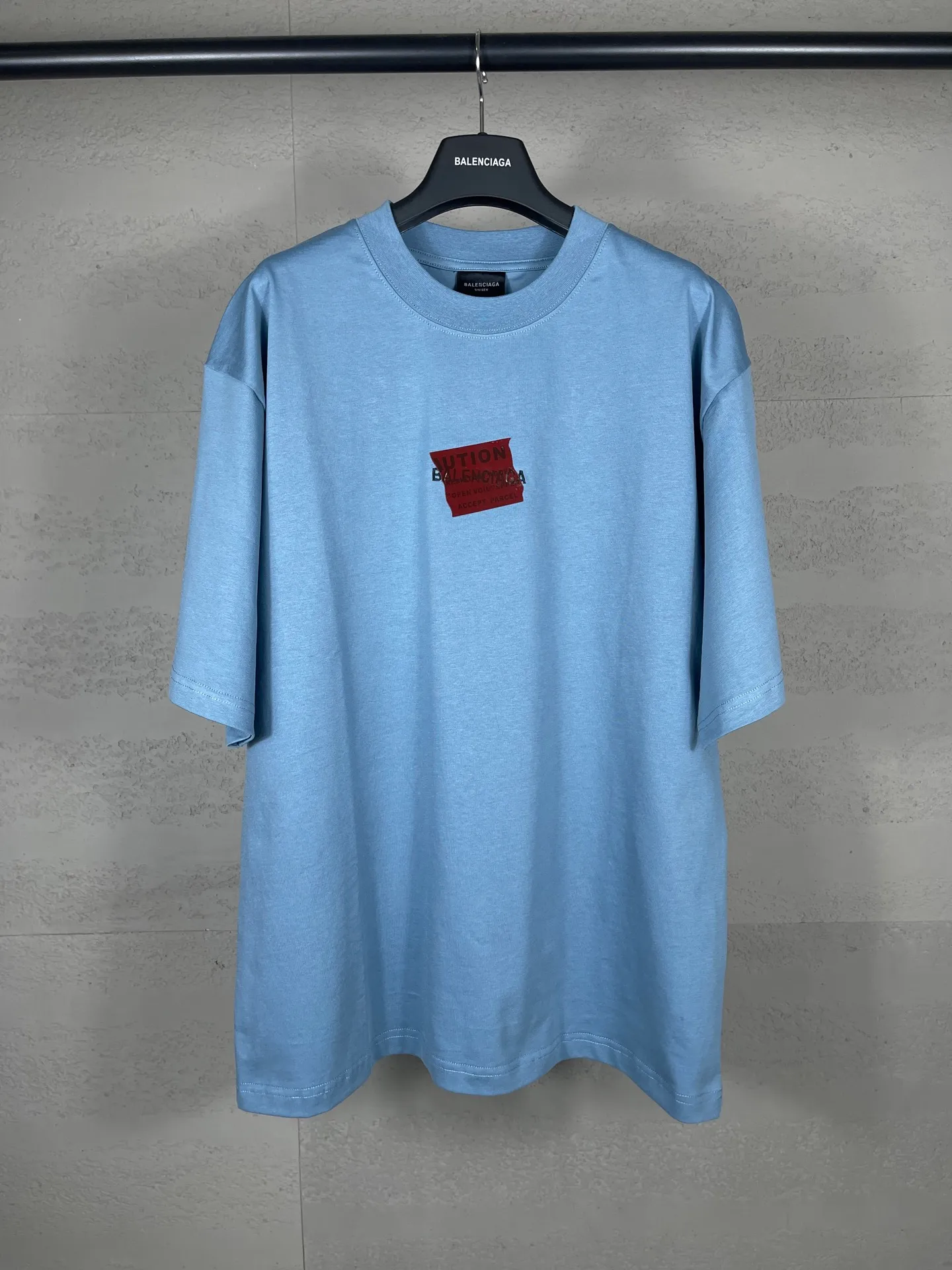🅿️196 Actual pictures [Top version. Official website quality] BALENCI*GA/Paris #2025 new style front and rear letter LOGO embroidered tape taped short-sleeved T-shirt, full of design. Welcome to compare. The fabric is made of Paris ZP custom-woven and dyed cotton double yarn, weight 260 grams, clean cloth surface. Clear cloth pattern, soft and comfortable. The threads are dyed with no color difference. The classic letter LOGO is embroidered with imported Tajima embroidery machine. The tape is stamped with imported transparent glue. The effect is three-dimensional. Restore the brick cabinet, adopt the OS loose shoulder version. Same style for men and women. Code: BL253662 Color: black, sky blue, white, floral gray Size: XS S M L