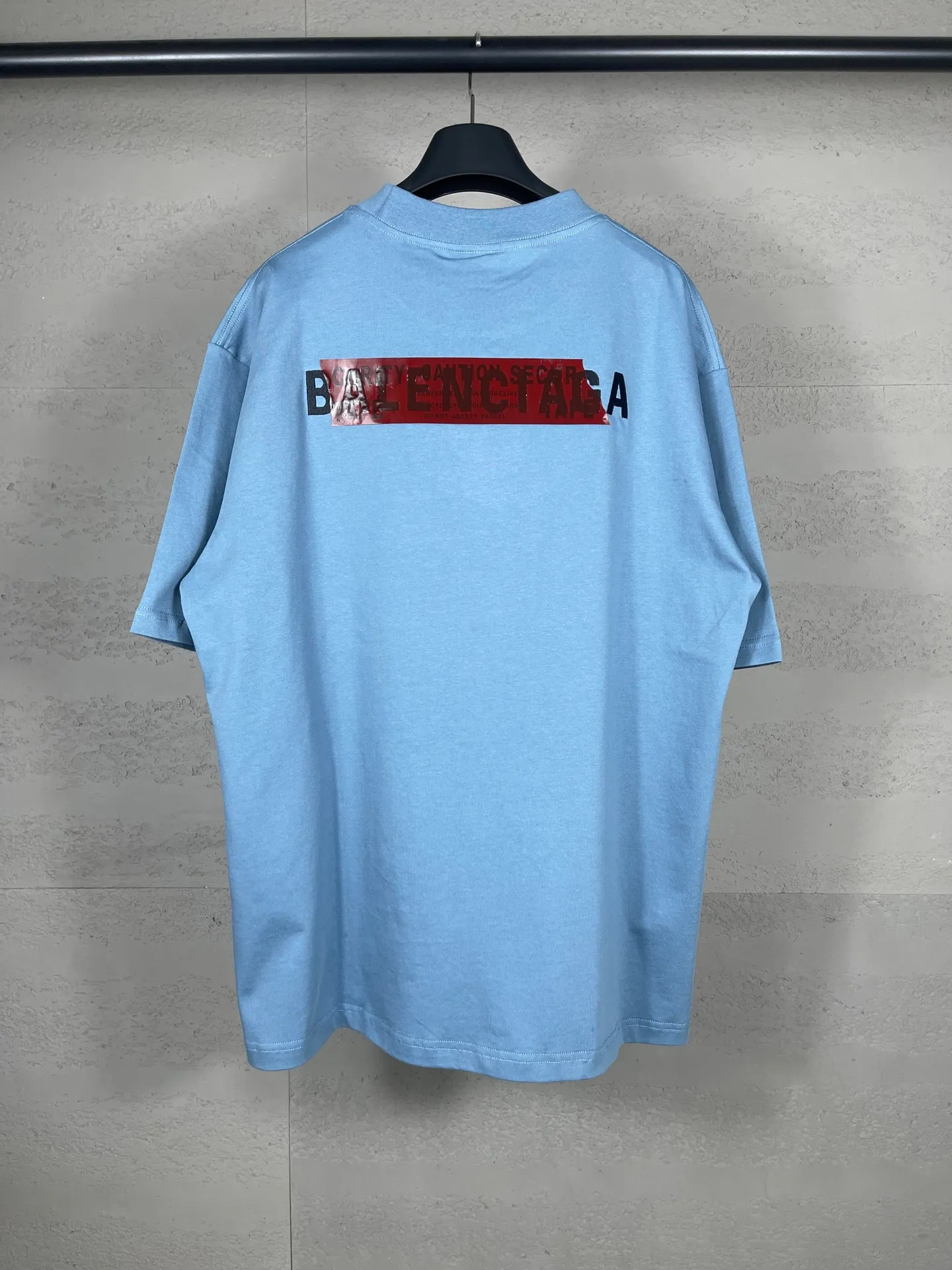 🅿️196 Actual pictures [Top version. Official website quality] BALENCI*GA/Paris #2025 new style front and rear letter LOGO embroidered tape taped short-sleeved T-shirt, full of design. Welcome to compare. The fabric is made of Paris ZP custom-woven and dyed cotton double yarn, weight 260 grams, clean cloth surface. Clear cloth pattern, soft and comfortable. The threads are dyed with no color difference. The classic letter LOGO is embroidered with imported Tajima embroidery machine. The tape is stamped with imported transparent glue. The effect is three-dimensional. Restore the brick cabinet, adopt the OS loose shoulder version. Same style for men and women. Code: BL253662 Color: black, sky blue, white, floral gray Size: XS S M L