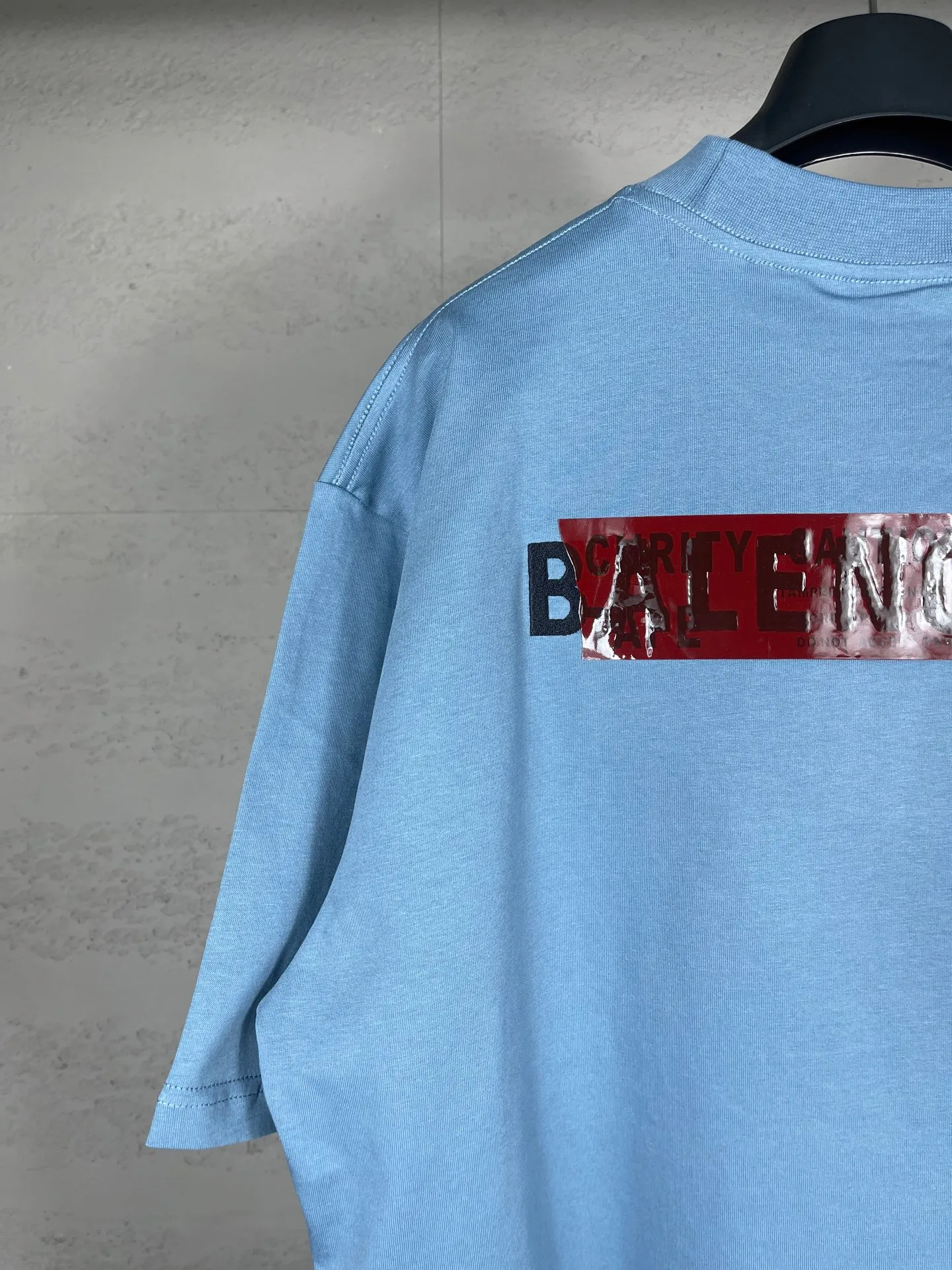 🅿️196 Actual pictures [Top version. Official website quality] BALENCI*GA/Paris #2025 new style front and rear letter LOGO embroidered tape taped short-sleeved T-shirt, full of design. Welcome to compare. The fabric is made of Paris ZP custom-woven and dyed cotton double yarn, weight 260 grams, clean cloth surface. Clear cloth pattern, soft and comfortable. The threads are dyed with no color difference. The classic letter LOGO is embroidered with imported Tajima embroidery machine. The tape is stamped with imported transparent glue. The effect is three-dimensional. Restore the brick cabinet, adopt the OS loose shoulder version. Same style for men and women. Code: BL253662 Color: black, sky blue, white, floral gray Size: XS S M L
