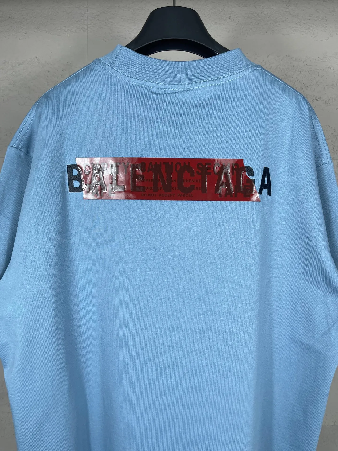 🅿️196 Actual pictures [Top version. Official website quality] BALENCI*GA/Paris #2025 new style front and rear letter LOGO embroidered tape taped short-sleeved T-shirt, full of design. Welcome to compare. The fabric is made of Paris ZP custom-woven and dyed cotton double yarn, weight 260 grams, clean cloth surface. Clear cloth pattern, soft and comfortable. The threads are dyed with no color difference. The classic letter LOGO is embroidered with imported Tajima embroidery machine. The tape is stamped with imported transparent glue. The effect is three-dimensional. Restore the brick cabinet, adopt the OS loose shoulder version. Same style for men and women. Code: BL253662 Color: black, sky blue, white, floral gray Size: XS S M L