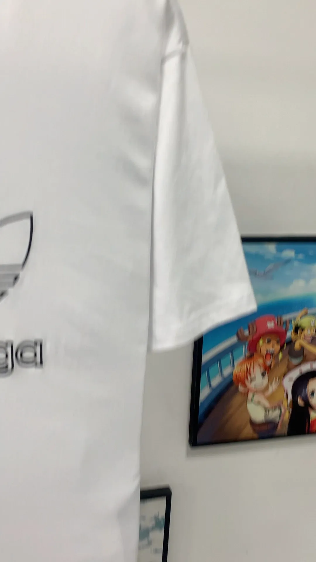 Frontal real shot video————The top tested version BALENCIAGA/ADIDAS Balenciaga co-branded Adidas clover 23SS printed pattern letter round neck short-sleeved T-shirt is a hot topic at the moment🔥Quality ceiling It seems to be a simple printing or embroidery, but it is not simple at all. 100% imported machine restoration. The details of the workmanship and fabrics are consistent with the original ones. Guaranteed no color difference with the counter. Feel free to compare ⚠️Note that the threaded collars are all original collars of certain Paris and Paris, with high wrapping. The width of the collar and cabinets are accurate to millimeters. Thick collars are not easily deformed. The collars of high-end products are all restored to cabinets. This distinguishes the large collars of the world from ordinary garbage. ⚠️Different styles of washed wheat main wheat, including imported wheat, have different colors and codes. Really restore the counter. As we all know, Balenciaga's collar labels in each quarter have different English or different colors. This distinguishes fast food products with the same common main wheat, washed wheat. ⚠️Attention to workmanship, stitching at the neckline, no folds, smooth and natural, no overlapping lines, true restoration ⚠️The fabric is made of 250g Paris-specific double yarn, which is really incomparable with the ordinary version on the market. Correct printing details, correct double yarn high weight thread, correct packaging details, all-round restoration of workmanship, all-round restoration of packaging P:270 Color: black white green SIZE: XS-S-M-L