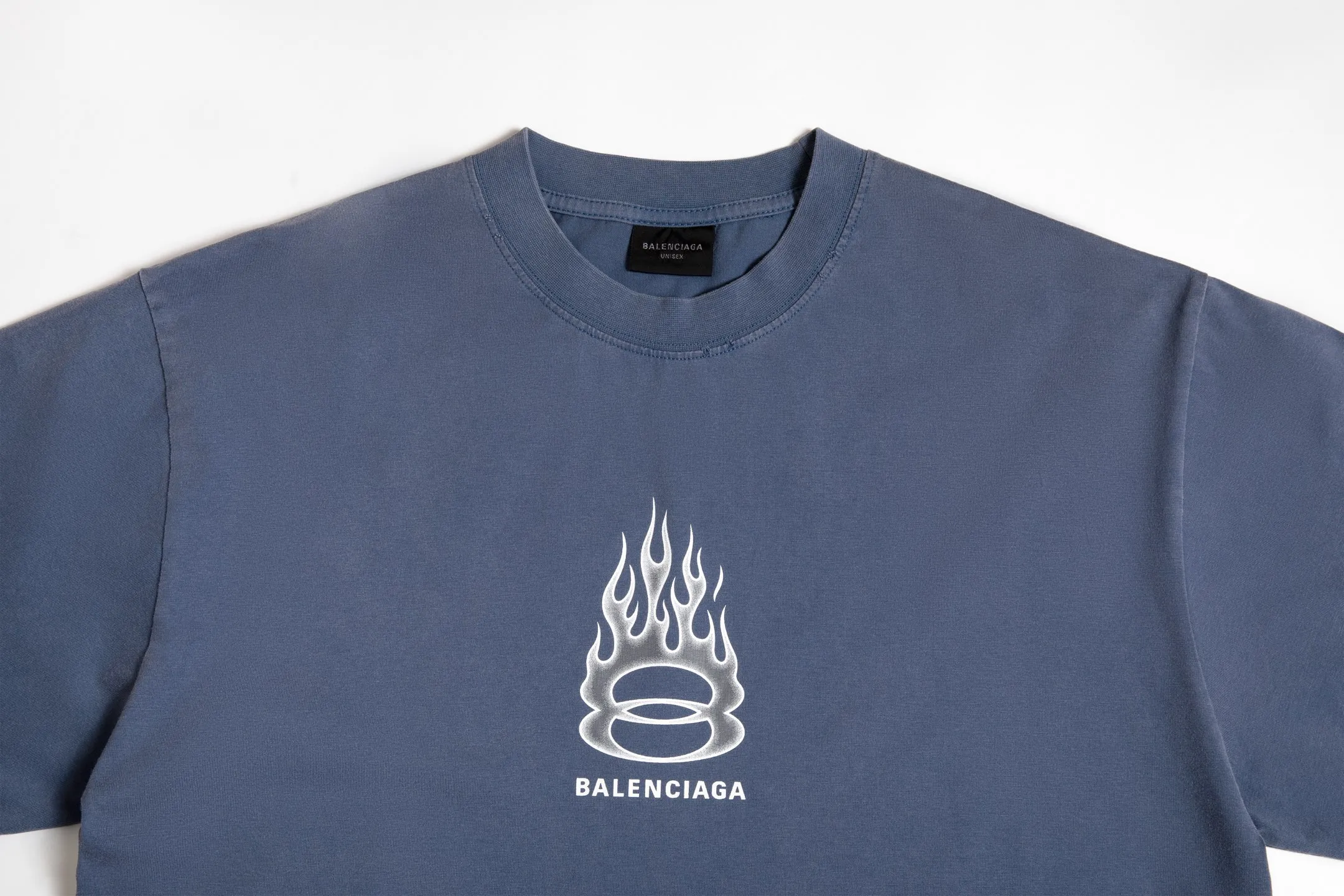 🅿️190 9145# Detailed picture Top version [[BALENCIA*GA] official website quality Paris new double-ring flame torch direct injection printed washed and distressed short-sleeved T-shirt OS version Loose dropped shoulders Unisex fabric: 260 grams 100% cotton double yarn Process: front and rear panels left and right sleeve printing Garment washed worn distressed fixed color Color: washed black washed blue Size: XS S M L