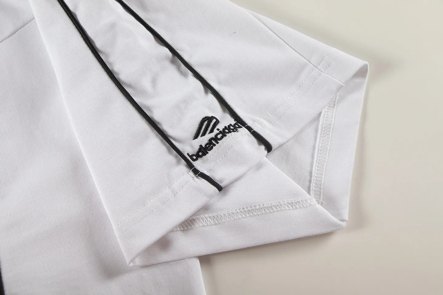 🅿️200 Balenciaga 2026 new T-shirt jersey Material: Made of high version 300g double yarn combed cotton Size: S M L XL Color: black and white Style number: W666
