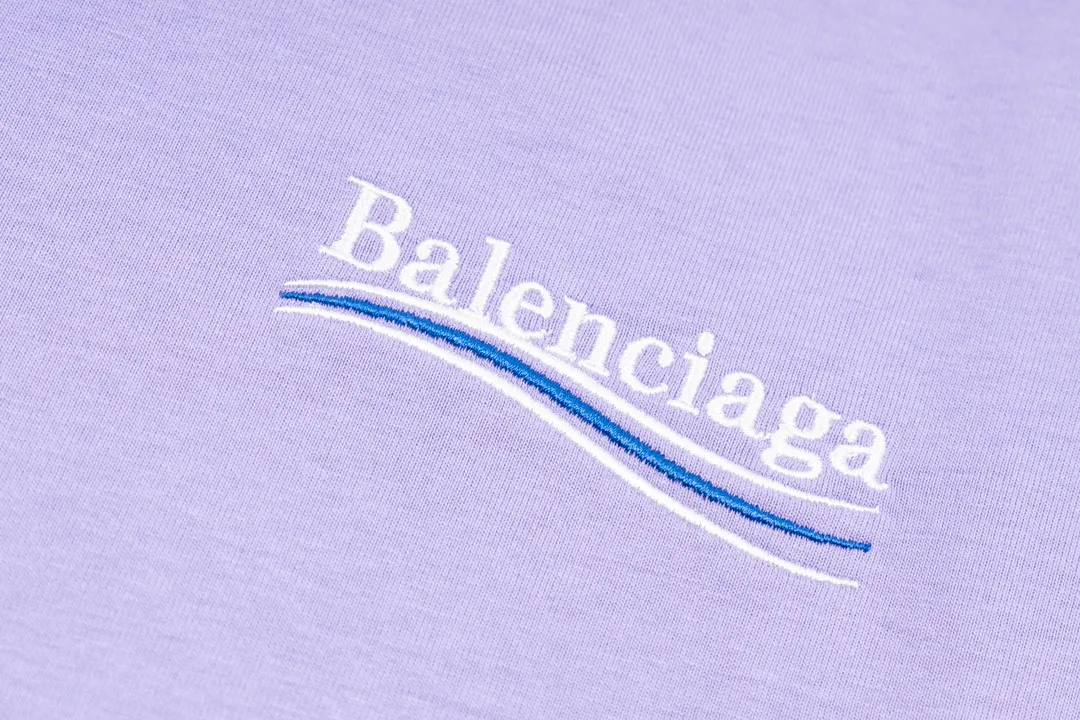 🅿️166 Detailed picture [Top version. Official website quality] BALENCI*GA/Paris#Classic.Coke embroidered short-sleeved T-shirt# The fabric is made of Paris ZP custom-woven and dyed cotton double yarn. Weighing 260 grams, the cloth surface is clean. The cloth pattern is clear, soft and comfortable. The threads are dyed with no color difference. The classic pattern embroidery uses an imported embroidery machine, and the embroidery thread color is embroidered according to the original color. It is produced according to the pictures in the special market. The letters are clear. The three-dimensional effect is strong. The version adopts the OS loose shoulder version. The same style for men and women. Coding: BL223028 Color: black. White. Dark gray. Brown. Light green. Purple. Off-white. Size: XS S M L