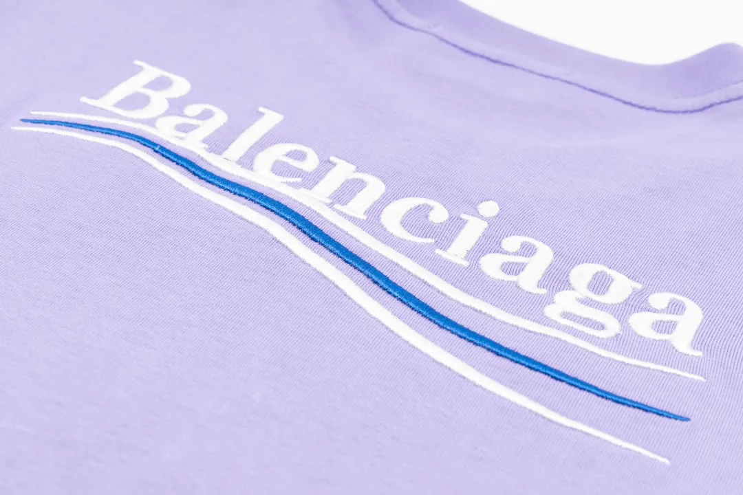 🅿️166 Detailed picture [Top version. Official website quality] BALENCI*GA/Paris#Classic.Coke embroidered short-sleeved T-shirt# The fabric is made of Paris ZP custom-woven and dyed cotton double yarn. Weighing 260 grams, the cloth surface is clean. The cloth pattern is clear, soft and comfortable. The threads are dyed with no color difference. The classic pattern embroidery uses an imported embroidery machine, and the embroidery thread color is embroidered according to the original color. It is produced according to the pictures in the special market. The letters are clear. The three-dimensional effect is strong. The version adopts the OS loose shoulder version. The same style for men and women. Coding: BL223028 Color: black. White. Dark gray. Brown. Light green. Purple. Off-white. Size: XS S M L