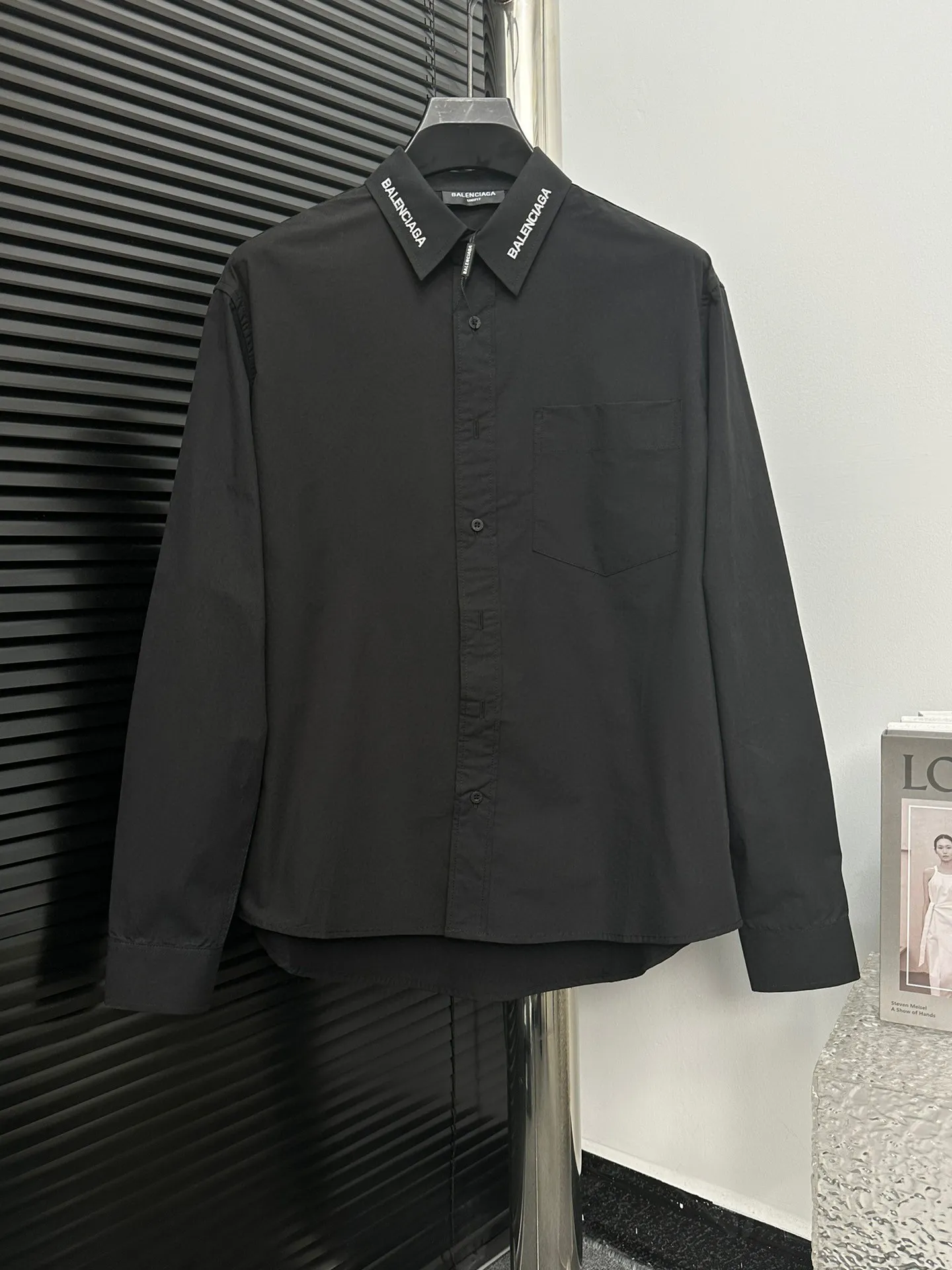 🅿️260 [𝘽𝘼𝙇𝙀𝙉𝘾𝙄𝘼𝙂𝘼] Paris 24SS neckline letter embroidered long-sleeved shirt, light luxury, a must-have item for men and women for daily commuting, correct version, feel free to compare 80-count plain weave imported Australian cotton high-density poplin fabric, imported Tajima embroidery machine heavy embroidery, custom dyed embroidery thread The collar placket is made of imported resin composite adhesive lining, and the original BLCG logo engraved buttons are molded and customized. Color: Black Size: S-XL