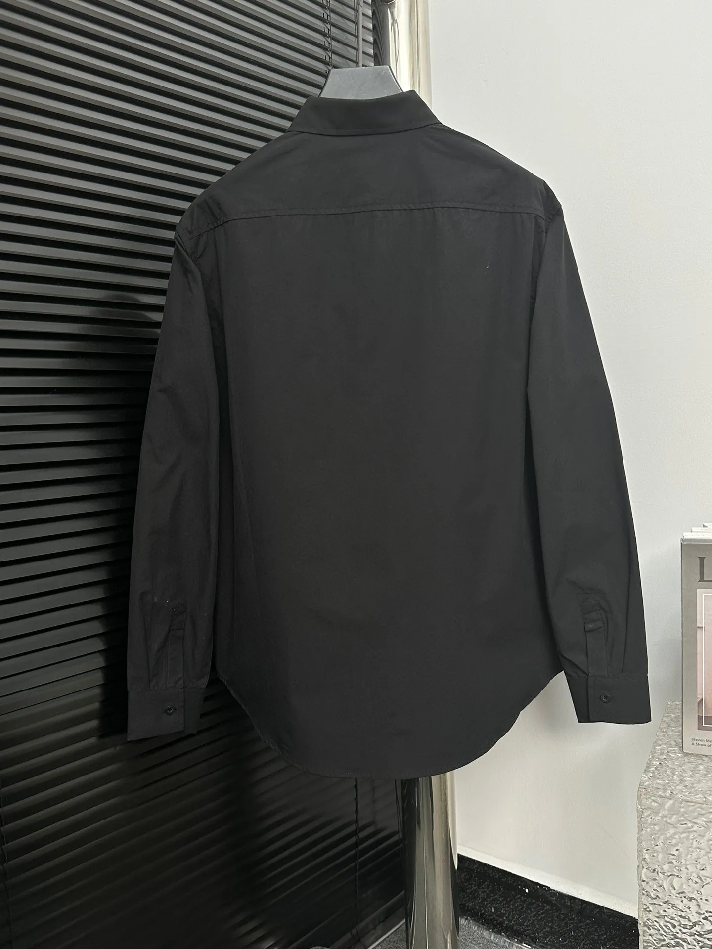 🅿️260 [𝘽𝘼𝙇𝙀𝙉𝘾𝙄𝘼𝙂𝘼] Paris 24SS neckline letter embroidered long-sleeved shirt, light luxury, a must-have item for men and women for daily commuting, correct version, feel free to compare 80-count plain weave imported Australian cotton high-density poplin fabric, imported Tajima embroidery machine heavy embroidery, custom dyed embroidery thread The collar placket is made of imported resin composite adhesive lining, and the original BLCG logo engraved buttons are molded and customized. Color: Black Size: S-XL