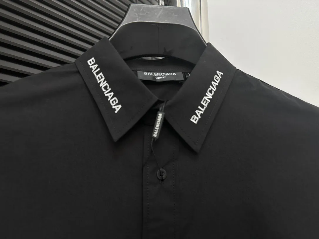 🅿️260 [𝘽𝘼𝙇𝙀𝙉𝘾𝙄𝘼𝙂𝘼] Paris 24SS neckline letter embroidered long-sleeved shirt, light luxury, a must-have item for men and women for daily commuting, correct version, feel free to compare 80-count plain weave imported Australian cotton high-density poplin fabric, imported Tajima embroidery machine heavy embroidery, custom dyed embroidery thread The collar placket is made of imported resin composite adhesive lining, and the original BLCG logo engraved buttons are molded and customized. Color: Black Size: S-XL