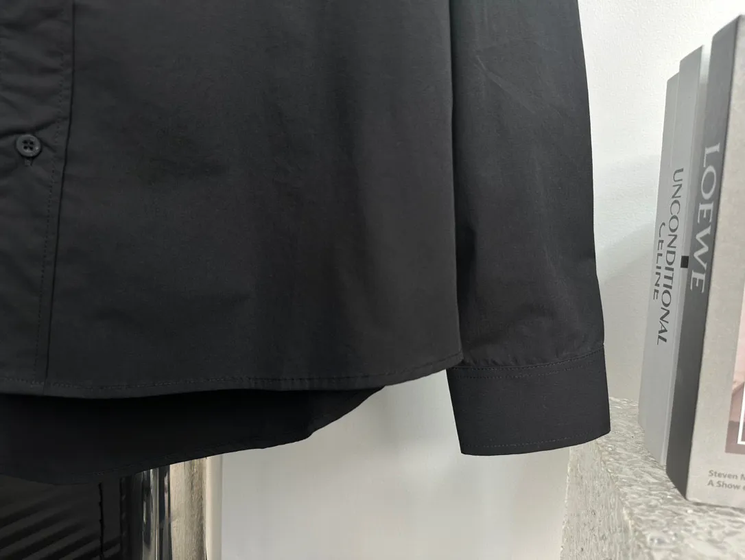 🅿️260 [𝘽𝘼𝙇𝙀𝙉𝘾𝙄𝘼𝙂𝘼] Paris 24SS neckline letter embroidered long-sleeved shirt, light luxury, a must-have item for men and women for daily commuting, correct version, feel free to compare 80-count plain weave imported Australian cotton high-density poplin fabric, imported Tajima embroidery machine heavy embroidery, custom dyed embroidery thread The collar placket is made of imported resin composite adhesive lining, and the original BLCG logo engraved buttons are molded and customized. Color: Black Size: S-XL