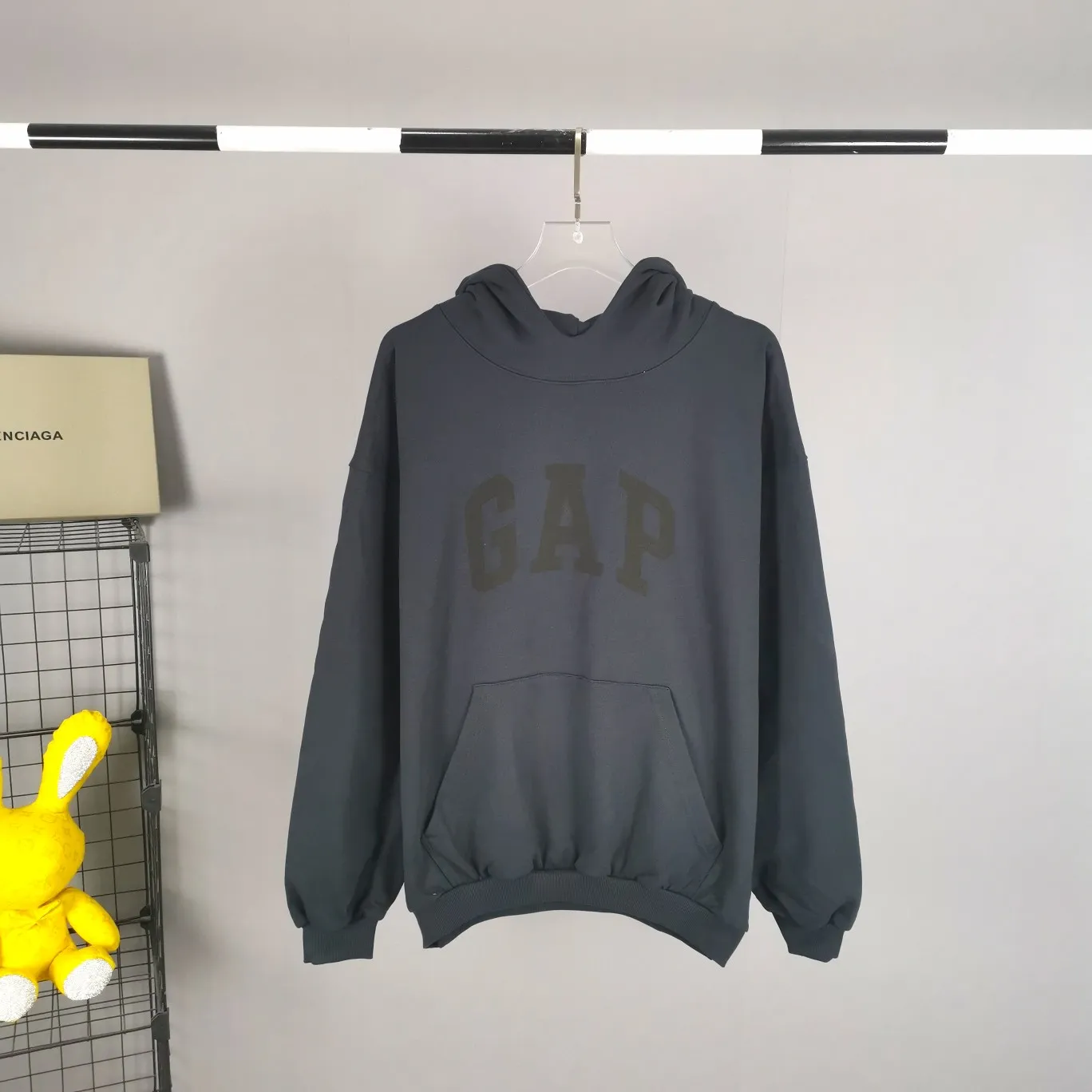 Top tested version YEEZY co-branded GAP co-branded BALENCIAGA three-party co-branded peace dove theme male and female couple star same style pure cotton hoodie sweatshirt. Same style for Justin Bieber's concert. Many stars wear it, detonating the trend market. Oversiez street style. Fabric: This fabric can be said to be the ceiling in the industry this year. The quality is straight forward. It uses 460g double-strand terry with high-end and high-end positioning. Whoever gets it will know. The four colors are all original custom-dyed and there is no color difference with the genuine version. Details: The original hot stamping of the collar label, restored one to one, the size is consistent, the code mark is clear, the washed wheat is copied word for word, the front letter is a water transfer, light and clear, and the pigeon at the back is even more effort. In order to restore it, countless versions were made. The pigeon has numerous small cracks in different shades. PS: Do not wash by soaking, violent washing, or warm water. Color: washed black, charcoal gray, cement white, brown Size: S-XL P:410