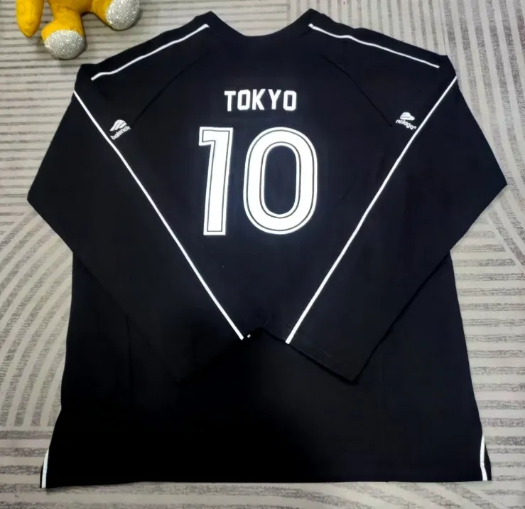 The top version of Balenciaga, Manchester United 24s spliced jersey, limited long sleeves, 380 grams weight, different from the low weight on the market, the os version is really charming, Balenciaga is really the best, each season's new version is the ultimate, very wearable, casual wear, 100% cotton, using 26 double yarns Made of imported knitted carded cotton, the thickness is moderate, drapey and contoured, and the upper body is comfortable!! It is very tolerant for fat body types, and you can lose five pounds instantly when wearing it! Front panel splicing elements embroidery imported Tajima high-density heavy-duty embroidery technology. The font is three-dimensional and full. The back panel and front panel are made of direct-injection digital printing environmentally friendly glue material, mechanized printing process. Mechanical printing has high precision, high positioning accuracy and strong quality stability. The neck strap is made of pure cotton and is one-piece. There is no color difference. The oversize version has become the focus of the trend in the past two years. The progressive fashion of the times also needs fresh elements and the blood impact of trendy designs to continue its glory! It is very fashionable to wear inside and outside, a must-have for high street travel. Color: White Black Size: XS-L P:360