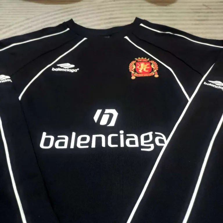 The top version of Balenciaga, Manchester United 24s spliced jersey, limited long sleeves, 380 grams weight, different from the low weight on the market, the os version is really charming, Balenciaga is really the best, each season's new version is the ultimate, very wearable, casual wear, 100% cotton, using 26 double yarns Made of imported knitted carded cotton, the thickness is moderate, drapey and contoured, and the upper body is comfortable!! It is very tolerant for fat body types, and you can lose five pounds instantly when wearing it! Front panel splicing elements embroidery imported Tajima high-density heavy-duty embroidery technology. The font is three-dimensional and full. The back panel and front panel are made of direct-injection digital printing environmentally friendly glue material, mechanized printing process. Mechanical printing has high precision, high positioning accuracy and strong quality stability. The neck strap is made of pure cotton and is one-piece. There is no color difference. The oversize version has become the focus of the trend in the past two years. The progressive fashion of the times also needs fresh elements and the blood impact of trendy designs to continue its glory! It is very fashionable to wear inside and outside, a must-have for high street travel. Color: White Black Size: XS-L P:360