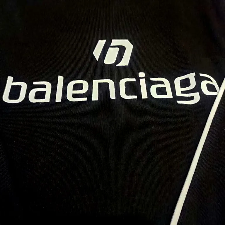 The top version of Balenciaga, Manchester United 24s spliced jersey, limited long sleeves, 380 grams weight, different from the low weight on the market, the os version is really charming, Balenciaga is really the best, each season's new version is the ultimate, very wearable, casual wear, 100% cotton, using 26 double yarns Made of imported knitted carded cotton, the thickness is moderate, drapey and contoured, and the upper body is comfortable!! It is very tolerant for fat body types, and you can lose five pounds instantly when wearing it! Front panel splicing elements embroidery imported Tajima high-density heavy-duty embroidery technology. The font is three-dimensional and full. The back panel and front panel are made of direct-injection digital printing environmentally friendly glue material, mechanized printing process. Mechanical printing has high precision, high positioning accuracy and strong quality stability. The neck strap is made of pure cotton and is one-piece. There is no color difference. The oversize version has become the focus of the trend in the past two years. The progressive fashion of the times also needs fresh elements and the blood impact of trendy designs to continue its glory! It is very fashionable to wear inside and outside, a must-have for high street travel. Color: White Black Size: XS-L P:360