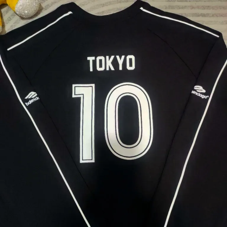 The top version of Balenciaga, Manchester United 24s spliced jersey, limited long sleeves, 380 grams weight, different from the low weight on the market, the os version is really charming, Balenciaga is really the best, each season's new version is the ultimate, very wearable, casual wear, 100% cotton, using 26 double yarns Made of imported knitted carded cotton, the thickness is moderate, drapey and contoured, and the upper body is comfortable!! It is very tolerant for fat body types, and you can lose five pounds instantly when wearing it! Front panel splicing elements embroidery imported Tajima high-density heavy-duty embroidery technology. The font is three-dimensional and full. The back panel and front panel are made of direct-injection digital printing environmentally friendly glue material, mechanized printing process. Mechanical printing has high precision, high positioning accuracy and strong quality stability. The neck strap is made of pure cotton and is one-piece. There is no color difference. The oversize version has become the focus of the trend in the past two years. The progressive fashion of the times also needs fresh elements and the blood impact of trendy designs to continue its glory! It is very fashionable to wear inside and outside, a must-have for high street travel. Color: White Black Size: XS-L P:360