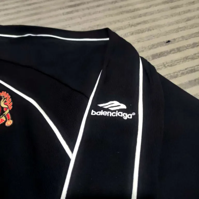 The top version of Balenciaga, Manchester United 24s spliced jersey, limited long sleeves, 380 grams weight, different from the low weight on the market, the os version is really charming, Balenciaga is really the best, each season's new version is the ultimate, very wearable, casual wear, 100% cotton, using 26 double yarns Made of imported knitted carded cotton, the thickness is moderate, drapey and contoured, and the upper body is comfortable!! It is very tolerant for fat body types, and you can lose five pounds instantly when wearing it! Front panel splicing elements embroidery imported Tajima high-density heavy-duty embroidery technology. The font is three-dimensional and full. The back panel and front panel are made of direct-injection digital printing environmentally friendly glue material, mechanized printing process. Mechanical printing has high precision, high positioning accuracy and strong quality stability. The neck strap is made of pure cotton and is one-piece. There is no color difference. The oversize version has become the focus of the trend in the past two years. The progressive fashion of the times also needs fresh elements and the blood impact of trendy designs to continue its glory! It is very fashionable to wear inside and outside, a must-have for high street travel. Color: White Black Size: XS-L P:360