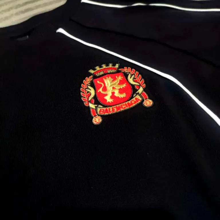 The top version of Balenciaga, Manchester United 24s spliced jersey, limited long sleeves, 380 grams weight, different from the low weight on the market, the os version is really charming, Balenciaga is really the best, each season's new version is the ultimate, very wearable, casual wear, 100% cotton, using 26 double yarns Made of imported knitted carded cotton, the thickness is moderate, drapey and contoured, and the upper body is comfortable!! It is very tolerant for fat body types, and you can lose five pounds instantly when wearing it! Front panel splicing elements embroidery imported Tajima high-density heavy-duty embroidery technology. The font is three-dimensional and full. The back panel and front panel are made of direct-injection digital printing environmentally friendly glue material, mechanized printing process. Mechanical printing has high precision, high positioning accuracy and strong quality stability. The neck strap is made of pure cotton and is one-piece. There is no color difference. The oversize version has become the focus of the trend in the past two years. The progressive fashion of the times also needs fresh elements and the blood impact of trendy designs to continue its glory! It is very fashionable to wear inside and outside, a must-have for high street travel. Color: White Black Size: XS-L P:360