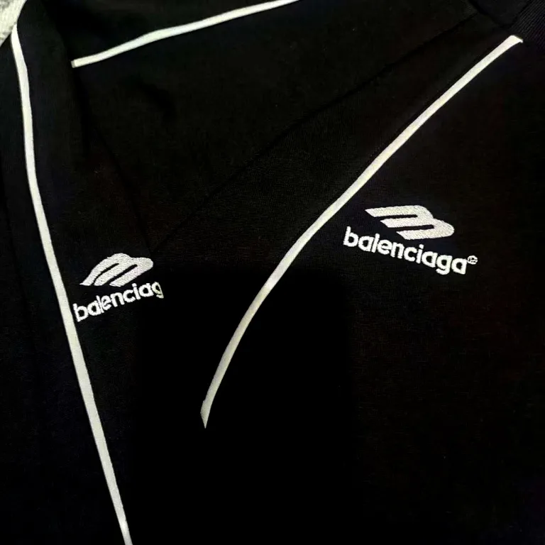 The top version of Balenciaga, Manchester United 24s spliced jersey, limited long sleeves, 380 grams weight, different from the low weight on the market, the os version is really charming, Balenciaga is really the best, each season's new version is the ultimate, very wearable, casual wear, 100% cotton, using 26 double yarns Made of imported knitted carded cotton, the thickness is moderate, drapey and contoured, and the upper body is comfortable!! It is very tolerant for fat body types, and you can lose five pounds instantly when wearing it! Front panel splicing elements embroidery imported Tajima high-density heavy-duty embroidery technology. The font is three-dimensional and full. The back panel and front panel are made of direct-injection digital printing environmentally friendly glue material, mechanized printing process. Mechanical printing has high precision, high positioning accuracy and strong quality stability. The neck strap is made of pure cotton and is one-piece. There is no color difference. The oversize version has become the focus of the trend in the past two years. The progressive fashion of the times also needs fresh elements and the blood impact of trendy designs to continue its glory! It is very fashionable to wear inside and outside, a must-have for high street travel. Color: White Black Size: XS-L P:360