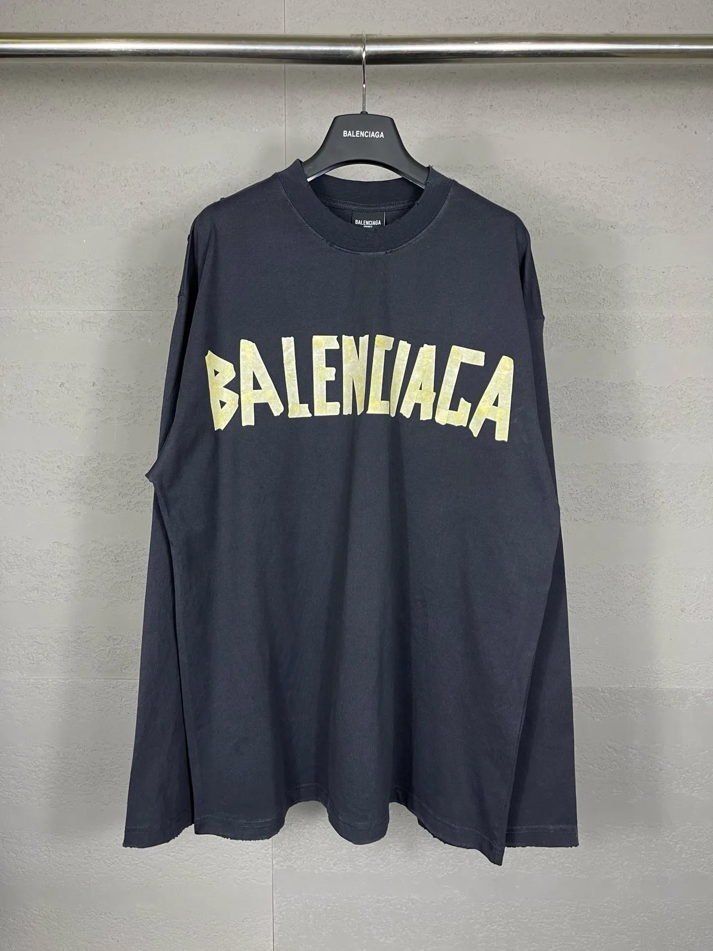🅿️216 Real photos [Top version. Official website quality] BALENCI*GA/Paris. 23ss latest classic model. Front and rear tape direct printing. Ready-to-wear washed and worn long-sleeved T-shirt. Genuine product developed at the first time, brick cabinet synchronization. Welcome to compare. The fabric is made of Paris ZP custom-woven and dyed 100% cotton with double-yarn compact cotton. The weight is 260 grams. The cloth surface is clean. The cloth pattern is clear, soft and comfortable, and the threads are dyed with no color difference. The classic pattern is directly sprayed by a direct injection machine. Environmentally friendly imported materials, three-dimensional effect. Restored brick cabinet. The garments were washed and aged, and polished by many hands. Produced by ultra-heavy craftsmanship, the market currency is very different, welcome to compare. The version adopts OS loose shoulder design. The same style for men and women. Code: BL225003 Color: dark blue gray, off-white, burgundy, green, black blue, fog blue Size: XS S M L