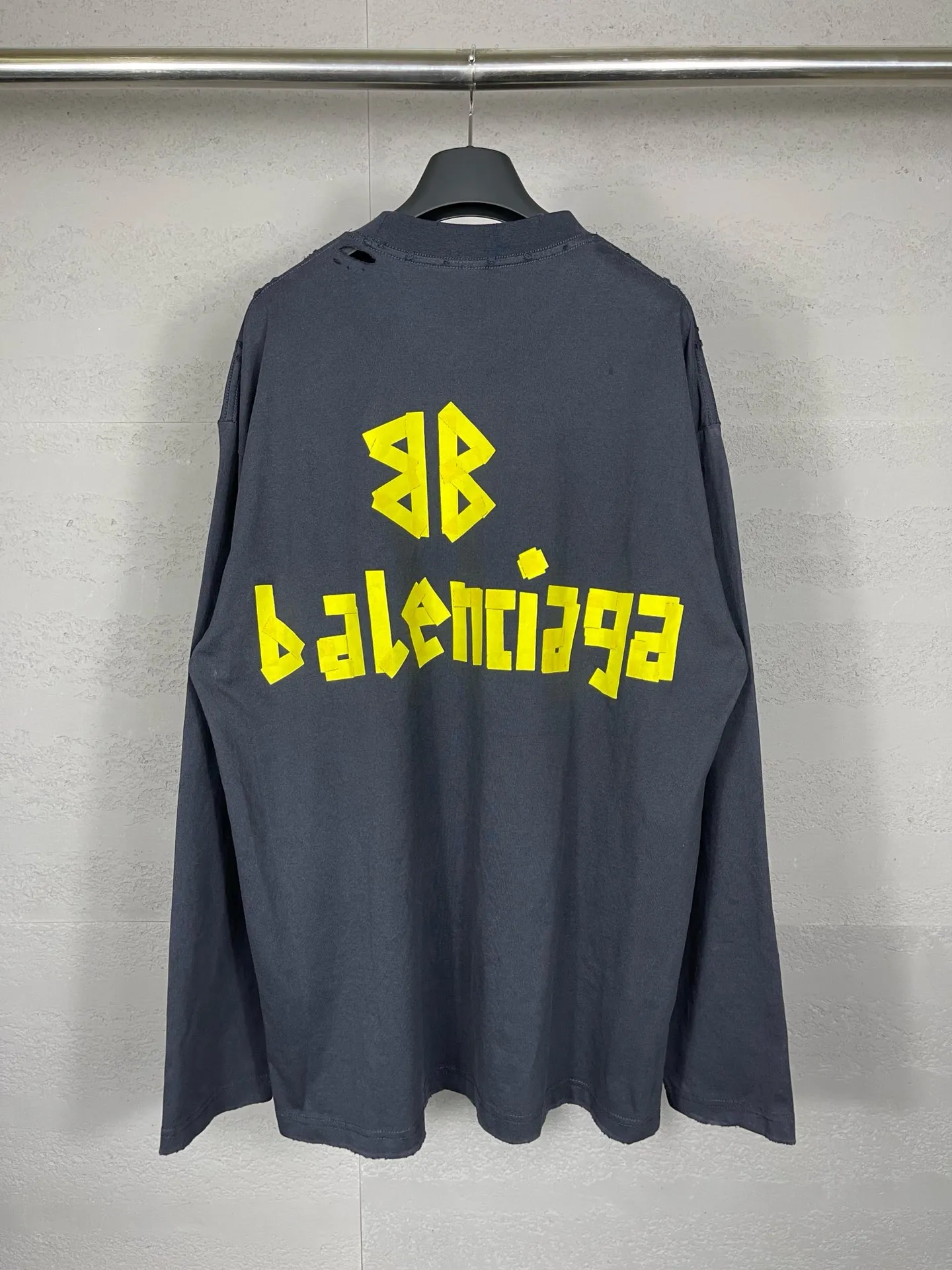 🅿️216 Real photos [Top version. Official website quality] BALENCI*GA/Paris. 23ss latest classic model. Front and rear tape direct printing. Ready-to-wear washed and worn long-sleeved T-shirt. Genuine product developed at the first time, brick cabinet synchronization. Welcome to compare. The fabric is made of Paris ZP custom-woven and dyed 100% cotton with double-yarn compact cotton. The weight is 260 grams. The cloth surface is clean. The cloth pattern is clear, soft and comfortable, and the threads are dyed with no color difference. The classic pattern is directly sprayed by a direct injection machine. Environmentally friendly imported materials, three-dimensional effect. Restored brick cabinet. The garments were washed and aged, and polished by many hands. Produced by ultra-heavy craftsmanship, the market currency is very different, welcome to compare. The version adopts OS loose shoulder design. The same style for men and women. Code: BL225003 Color: dark blue gray, off-white, burgundy, green, black blue, fog blue Size: XS S M L
