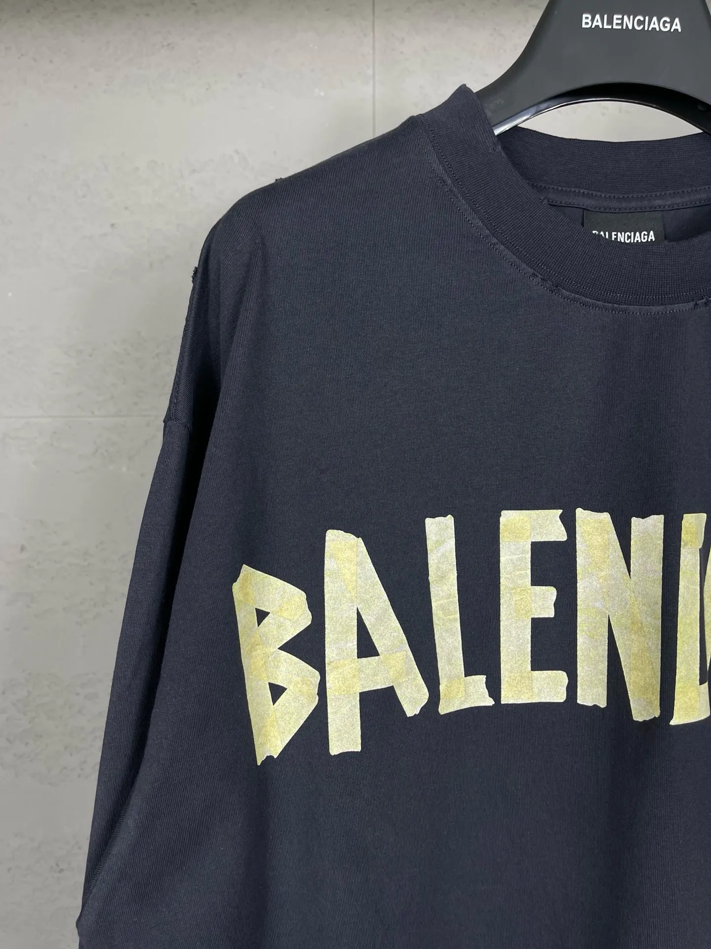 🅿️216 Real photos [Top version. Official website quality] BALENCI*GA/Paris. 23ss latest classic model. Front and rear tape direct printing. Ready-to-wear washed and worn long-sleeved T-shirt. Genuine product developed at the first time, brick cabinet synchronization. Welcome to compare. The fabric is made of Paris ZP custom-woven and dyed 100% cotton with double-yarn compact cotton. The weight is 260 grams. The cloth surface is clean. The cloth pattern is clear, soft and comfortable, and the threads are dyed with no color difference. The classic pattern is directly sprayed by a direct injection machine. Environmentally friendly imported materials, three-dimensional effect. Restored brick cabinet. The garments were washed and aged, and polished by many hands. Produced by ultra-heavy craftsmanship, the market currency is very different, welcome to compare. The version adopts OS loose shoulder design. The same style for men and women. Code: BL225003 Color: dark blue gray, off-white, burgundy, green, black blue, fog blue Size: XS S M L