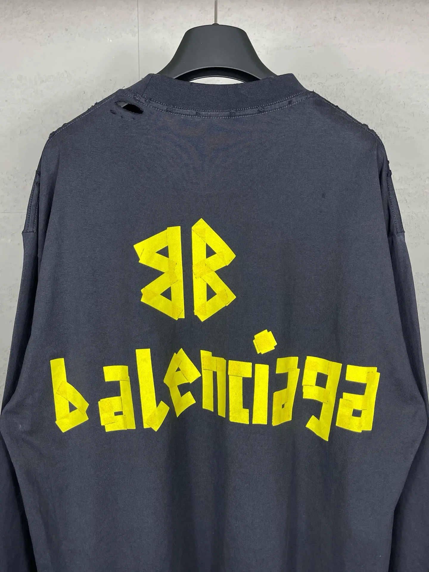 🅿️216 Real photos [Top version. Official website quality] BALENCI*GA/Paris. 23ss latest classic model. Front and rear tape direct printing. Ready-to-wear washed and worn long-sleeved T-shirt. Genuine product developed at the first time, brick cabinet synchronization. Welcome to compare. The fabric is made of Paris ZP custom-woven and dyed 100% cotton with double-yarn compact cotton. The weight is 260 grams. The cloth surface is clean. The cloth pattern is clear, soft and comfortable, and the threads are dyed with no color difference. The classic pattern is directly sprayed by a direct injection machine. Environmentally friendly imported materials, three-dimensional effect. Restored brick cabinet. The garments were washed and aged, and polished by many hands. Produced by ultra-heavy craftsmanship, the market currency is very different, welcome to compare. The version adopts OS loose shoulder design. The same style for men and women. Code: BL225003 Color: dark blue gray, off-white, burgundy, green, black blue, fog blue Size: XS S M L