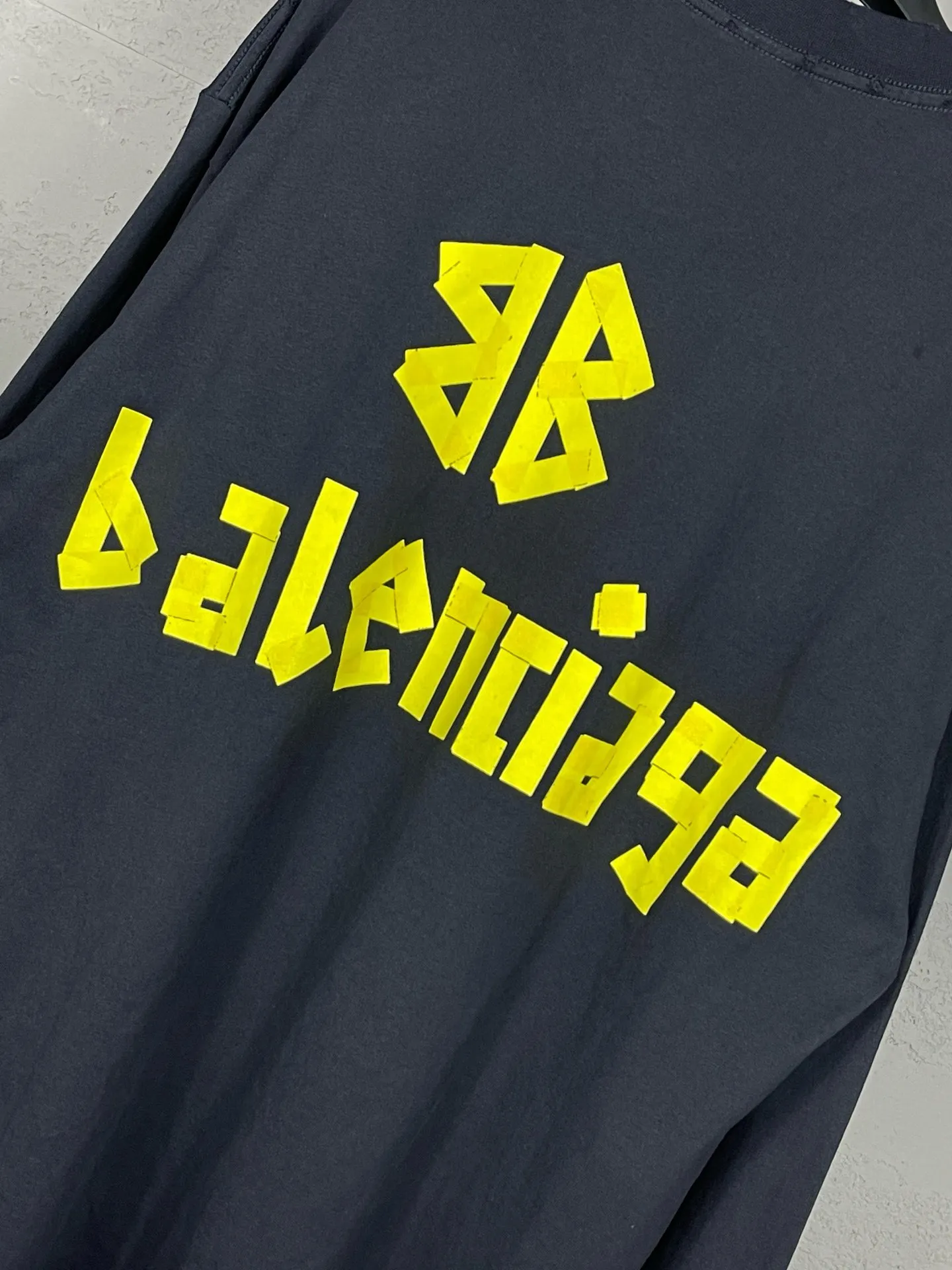 🅿️216 Real photos [Top version. Official website quality] BALENCI*GA/Paris. 23ss latest classic model. Front and rear tape direct printing. Ready-to-wear washed and worn long-sleeved T-shirt. Genuine product developed at the first time, brick cabinet synchronization. Welcome to compare. The fabric is made of Paris ZP custom-woven and dyed 100% cotton with double-yarn compact cotton. The weight is 260 grams. The cloth surface is clean. The cloth pattern is clear, soft and comfortable, and the threads are dyed with no color difference. The classic pattern is directly sprayed by a direct injection machine. Environmentally friendly imported materials, three-dimensional effect. Restored brick cabinet. The garments were washed and aged, and polished by many hands. Produced by ultra-heavy craftsmanship, the market currency is very different, welcome to compare. The version adopts OS loose shoulder design. The same style for men and women. Code: BL225003 Color: dark blue gray, off-white, burgundy, green, black blue, fog blue Size: XS S M L