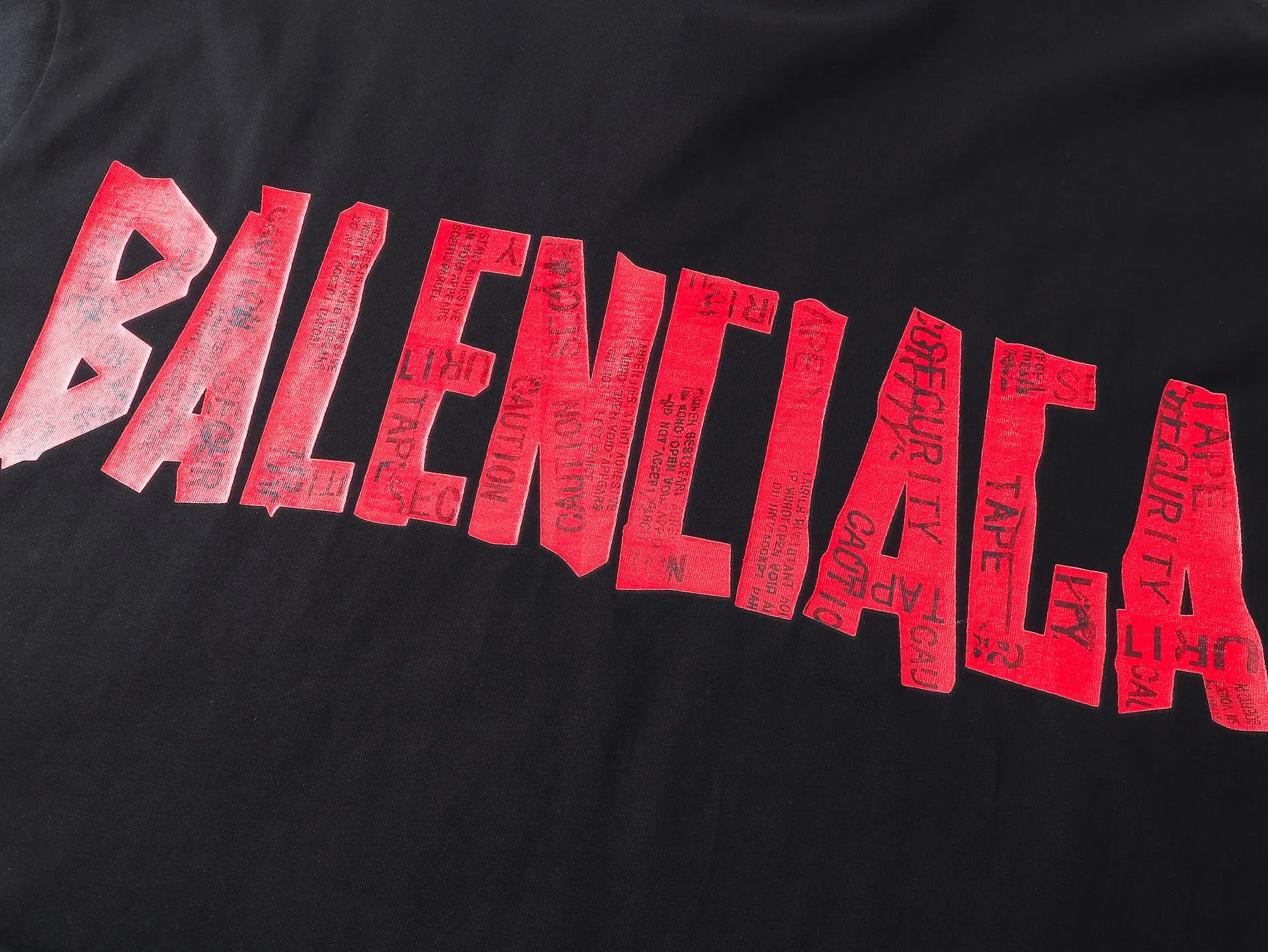 🅿️220 Detailed picture [Top version. Official website quality] BALENCI*GA/Paris. 25ss latest model. Masking tape pulp printing. Ready-to-wear washed and distressed long-sleeved T-shirt. Brick cabinet synchronization. The fabric is made of Paris ZP custom-woven and dyed 100% cotton double yarn compact cotton. The weight is 260 grams, the cloth surface is clean. The cloth pattern is clear, soft and comfortable, and the thread is dyed with no color difference. The classic pattern is printed with environmentally friendly imported materials, and the tape pattern is glued. The letters are clear and the effect is three-dimensional. Restored brick cabinet. The garments were washed and aged, and polished by many hands. Produced by ultra-heavy craftsmanship, the market currency is very different, welcome to compare. The version adopts OS loose shoulder design. The same style for men and women. Coding: BL255083 Color: Black Size: XS S M L