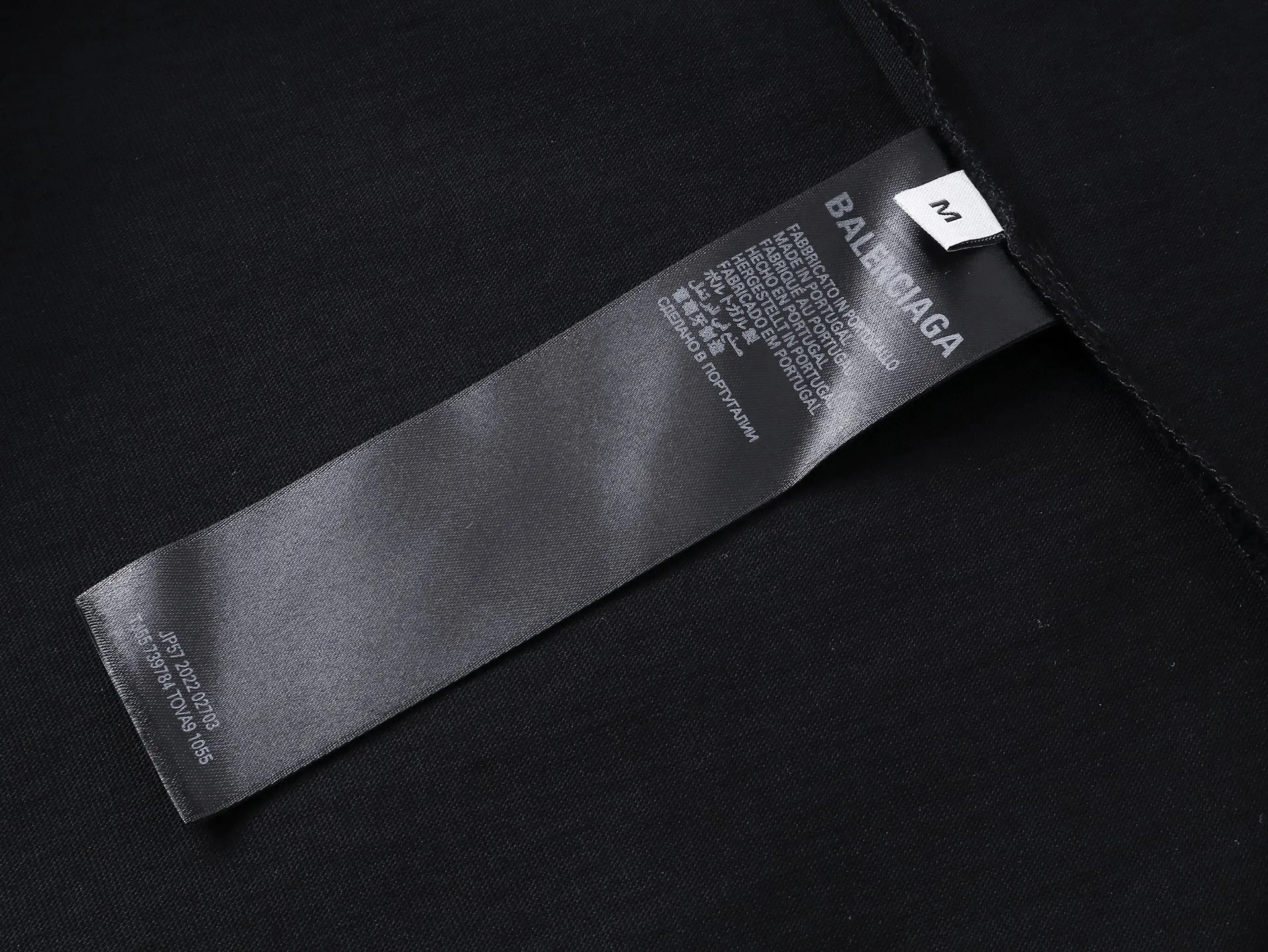 🅿️220 Detailed picture [Top version. Official website quality] BALENCI*GA/Paris. 25ss latest model. Masking tape pulp printing. Ready-to-wear washed and distressed long-sleeved T-shirt. Brick cabinet synchronization. The fabric is made of Paris ZP custom-woven and dyed 100% cotton double yarn compact cotton. The weight is 260 grams, the cloth surface is clean. The cloth pattern is clear, soft and comfortable, and the thread is dyed with no color difference. The classic pattern is printed with environmentally friendly imported materials, and the tape pattern is glued. The letters are clear and the effect is three-dimensional. Restored brick cabinet. The garments were washed and aged, and polished by many hands. Produced by ultra-heavy craftsmanship, the market currency is very different, welcome to compare. The version adopts OS loose shoulder design. The same style for men and women. Coding: BL255083 Color: Black Size: XS S M L