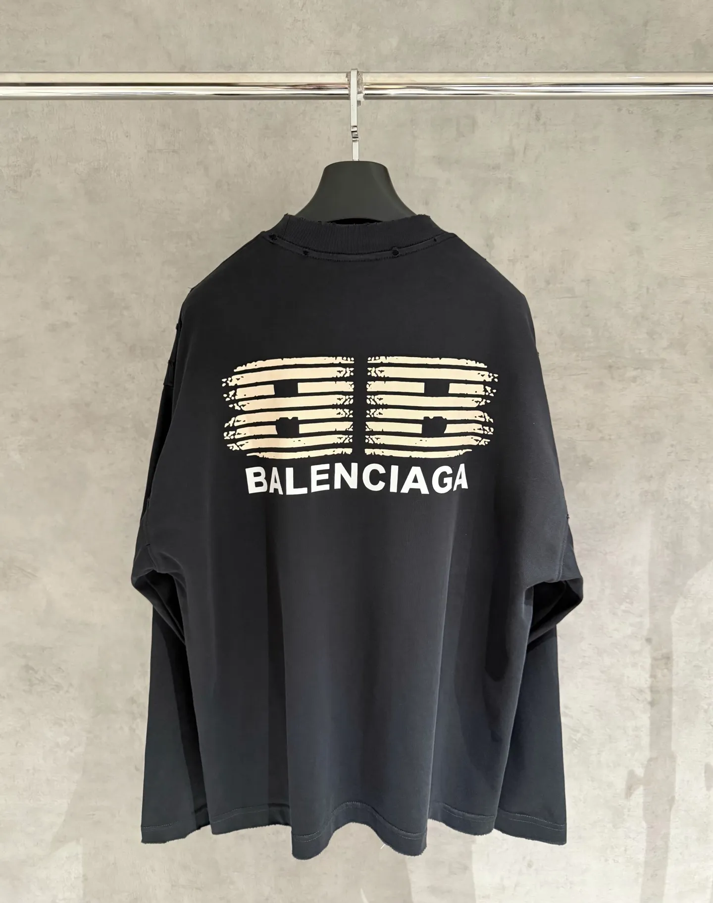 🅿️330 [Strict quality control] Balenciaga 25ss three-dimensional foam printed short-sleeved T-shirt. The fabric is made of 420 grams of pure cotton fabric with Salona thread. The pattern uses three-dimensional foam printing technology to perfectly present the original version. Ready-to-wear printing after washing. Full body positioning and frayed detail processing. Customized hardware. Thread. Accessories. Matching. Same style for men and women. Black, white and gray 3 colors. Code number: M-2xl.