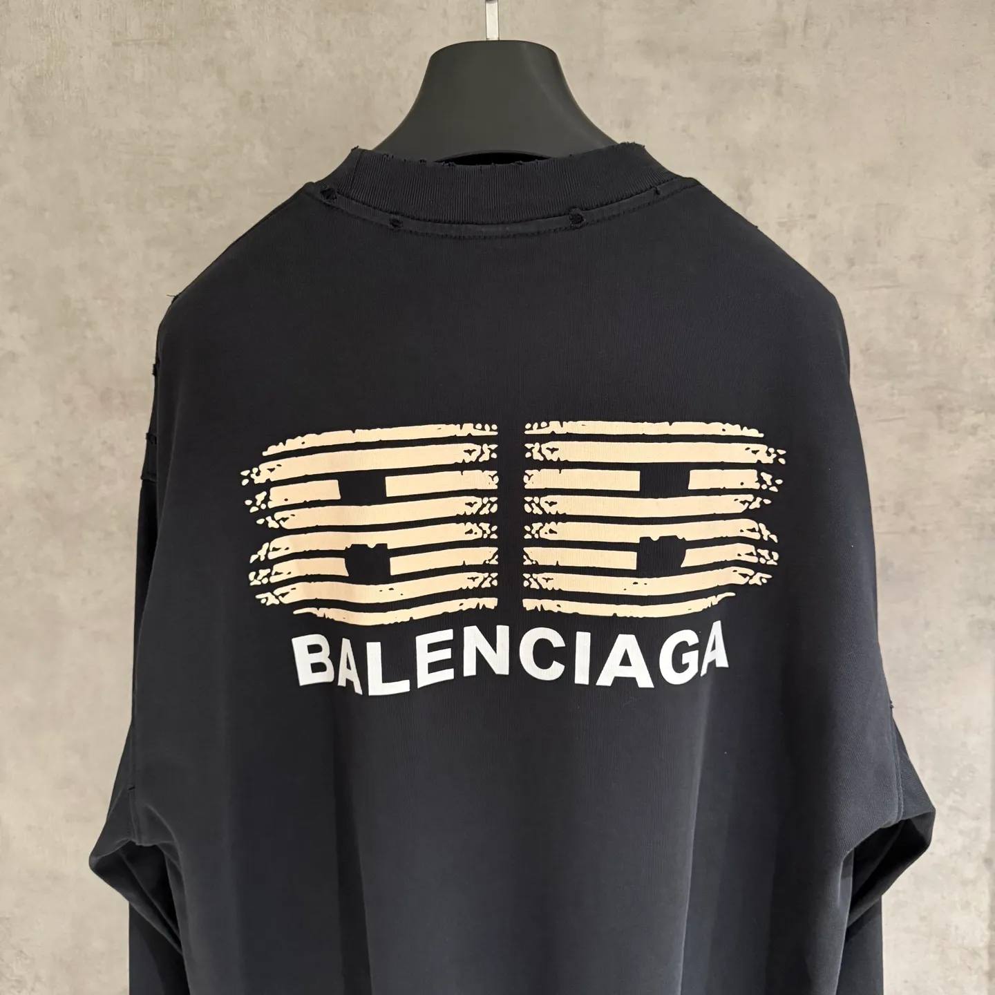 🅿️330 [Strict quality control] Balenciaga 25ss three-dimensional foam printed short-sleeved T-shirt. The fabric is made of 420 grams of pure cotton fabric with Salona thread. The pattern uses three-dimensional foam printing technology to perfectly present the original version. Ready-to-wear printing after washing. Full body positioning and frayed detail processing. Customized hardware. Thread. Accessories. Matching. Same style for men and women. Black, white and gray 3 colors. Code number: M-2xl.