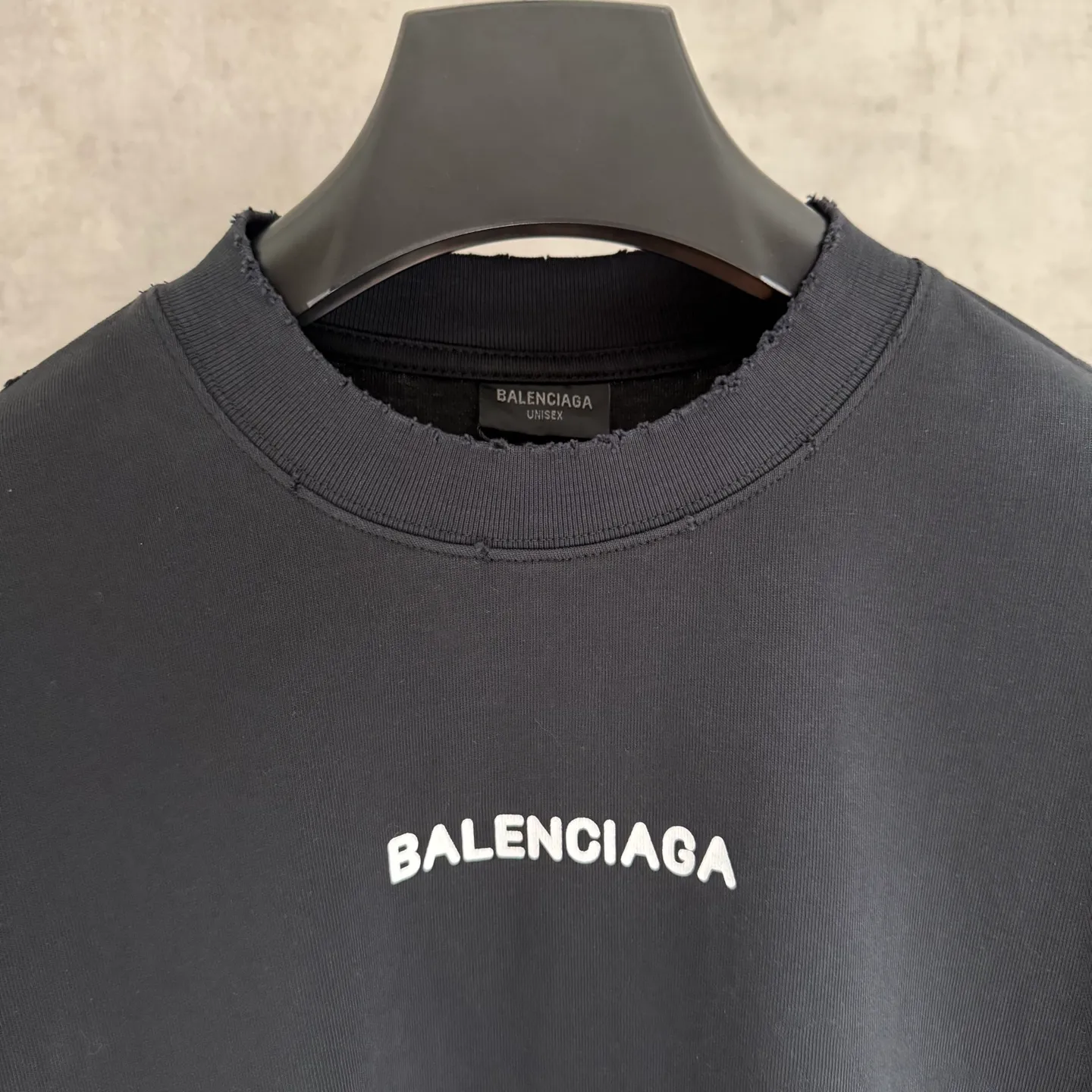 🅿️330 [Strict quality control] Balenciaga 25ss three-dimensional foam printed short-sleeved T-shirt. The fabric is made of 420 grams of pure cotton fabric with Salona thread. The pattern uses three-dimensional foam printing technology to perfectly present the original version. Ready-to-wear printing after washing. Full body positioning and frayed detail processing. Customized hardware. Thread. Accessories. Matching. Same style for men and women. Black, white and gray 3 colors. Code number: M-2xl.