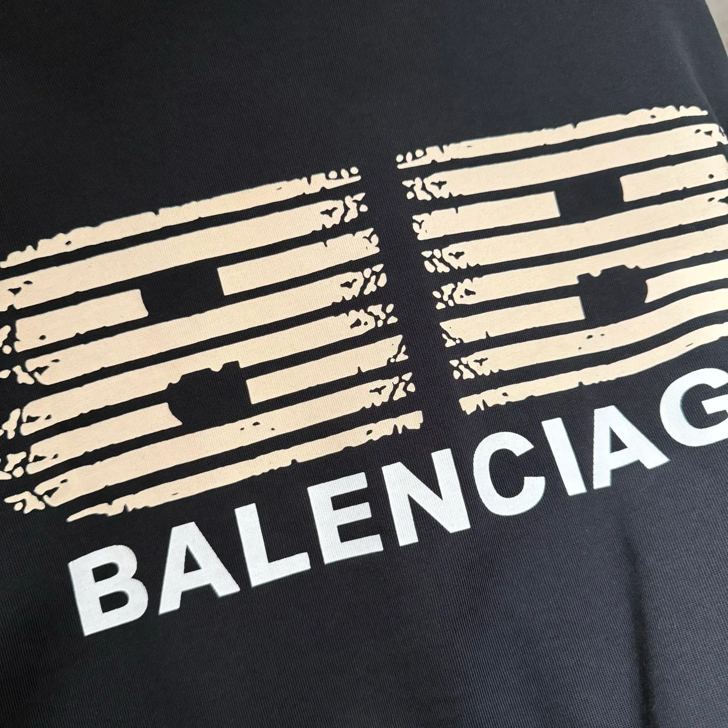 🅿️330 [Strict quality control] Balenciaga 25ss three-dimensional foam printed short-sleeved T-shirt. The fabric is made of 420 grams of pure cotton fabric with Salona thread. The pattern uses three-dimensional foam printing technology to perfectly present the original version. Ready-to-wear printing after washing. Full body positioning and frayed detail processing. Customized hardware. Thread. Accessories. Matching. Same style for men and women. Black, white and gray 3 colors. Code number: M-2xl.
